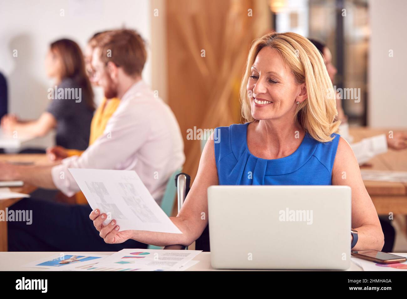 Reife Geschäftsfrau Mit Laptop, Die Im Büro-Café Am Tisch Arbeitet Stockfoto