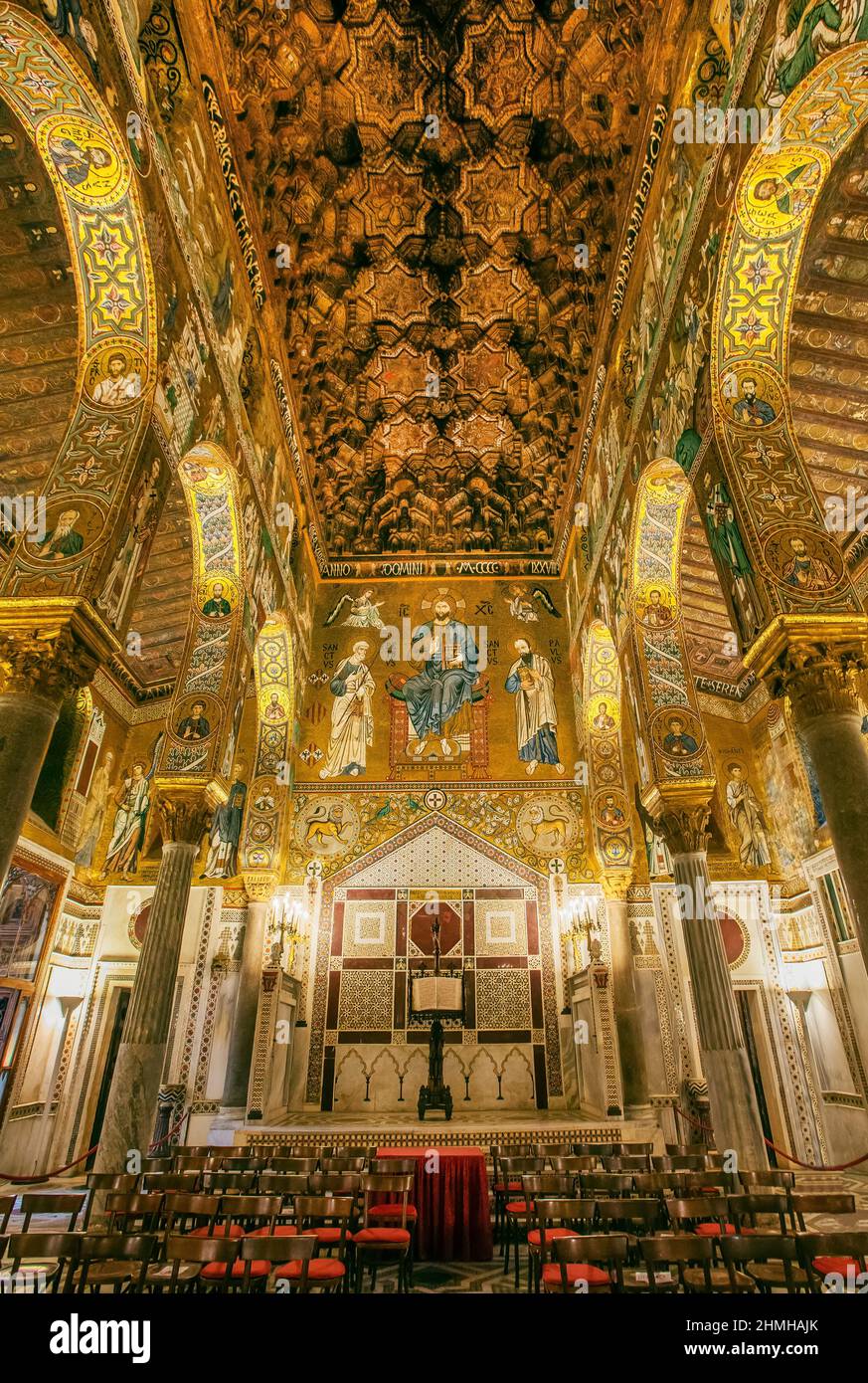 Cappella Palatina (Palatin-Kapelle) mit prächtigen Goldmosaiken und Stalaktitendecke im Palazzo reale (Palazzo dei Normanni), Palermo, Sizilien, Italien Stockfoto