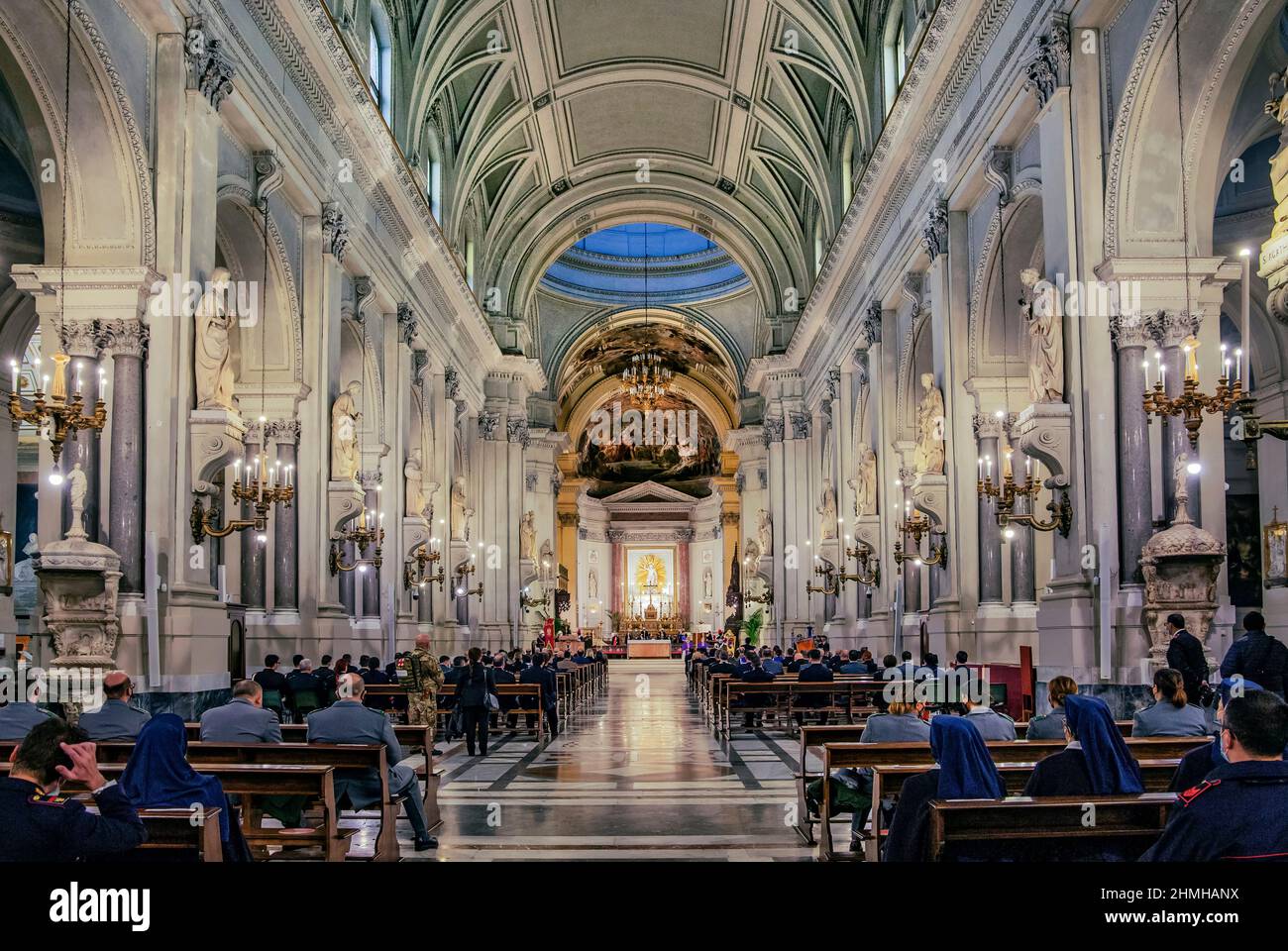 Hauptschiff der Kathedrale während einer Messe, Palermo, Sizilien, Italien Stockfoto