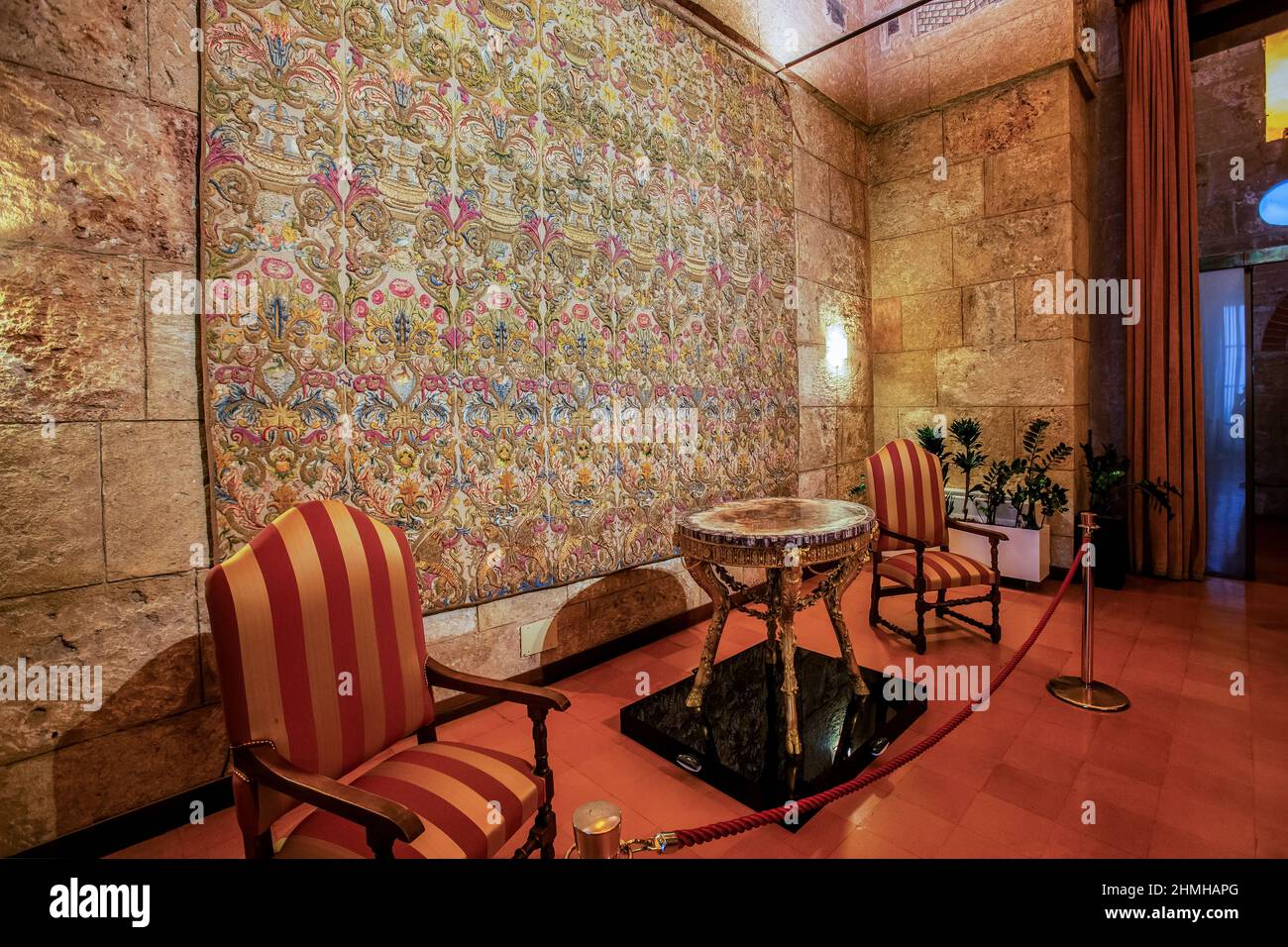 Zimmer mit einem herrlichen Wandteppich im Palazzo reale (Palazzo dei Normanni), Palermo, Sizilien, Italien Stockfoto