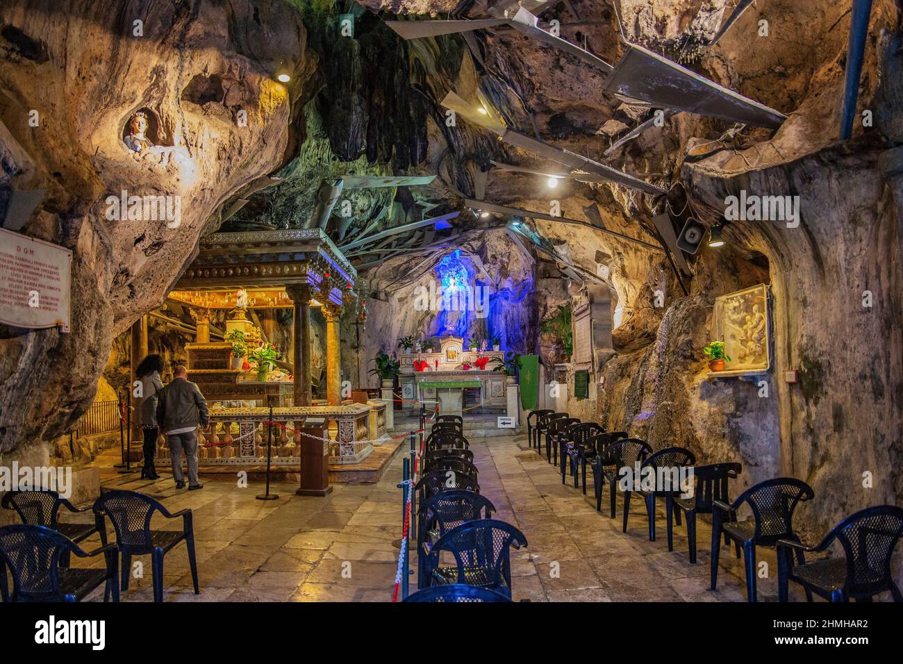 Innenraum mit Chor der Wallfahrtskirche Santa Rosalia auf dem Monte Pellegrino, Palermo, Sizilien, Italien Stockfoto