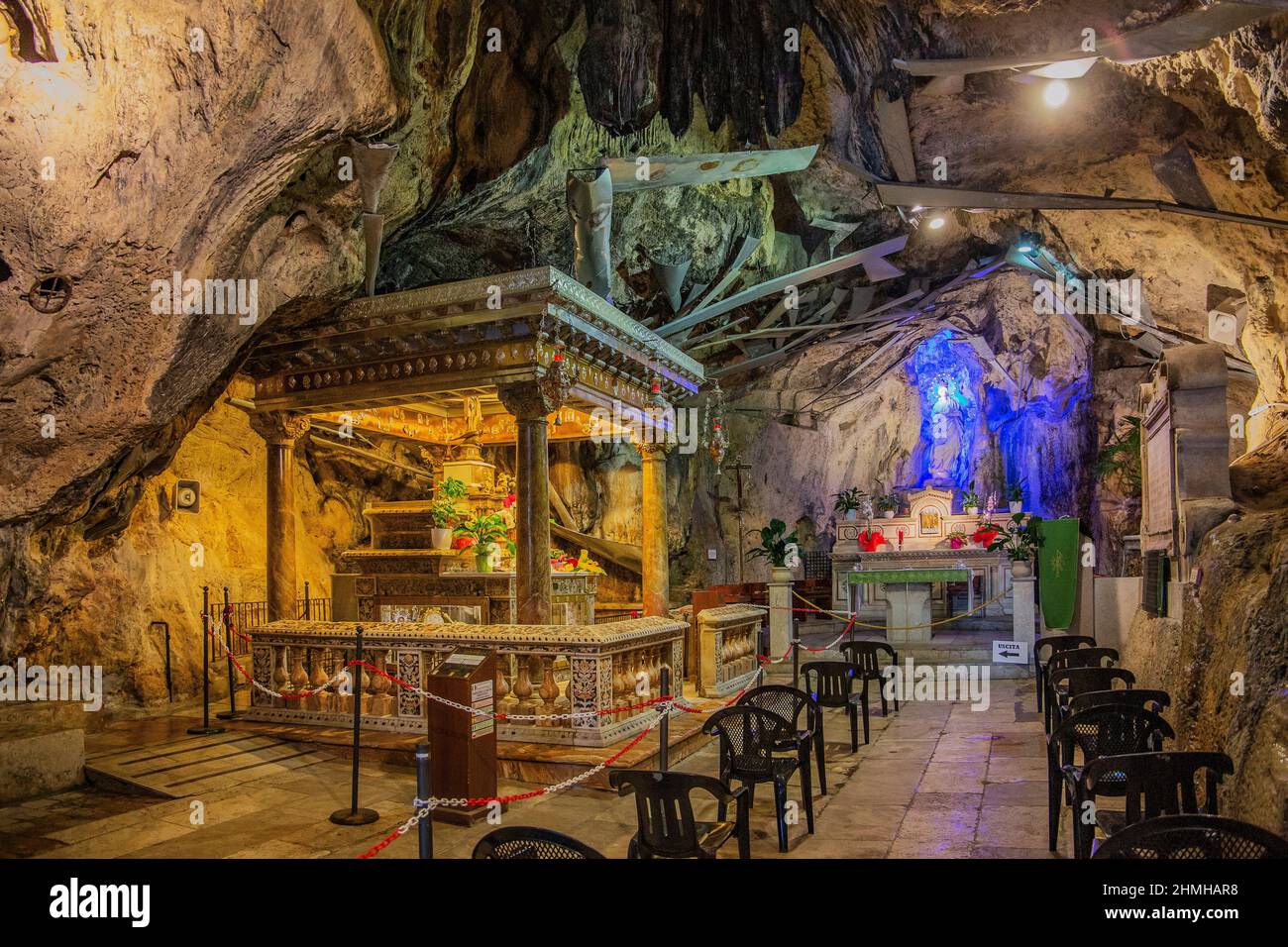 Innenraum mit Chor der Wallfahrtskirche Santa Rosalia auf dem Monte Pellegrino, Palermo, Sizilien, Italien Stockfoto