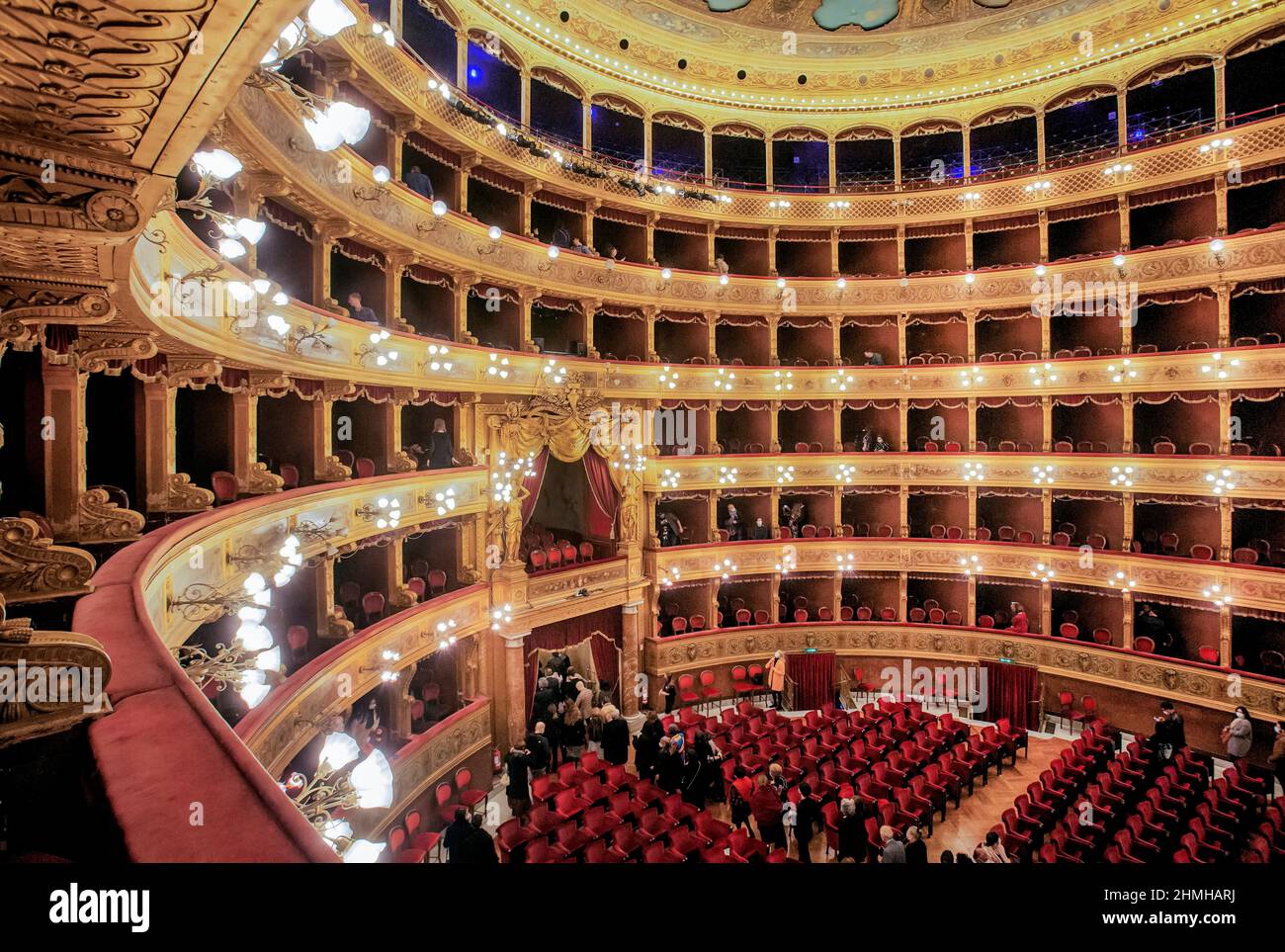 Saal mit Boxen des Opernhauses Teatro Massimo in der Altstadt, Palermo, Sizilien, Italien Stockfoto