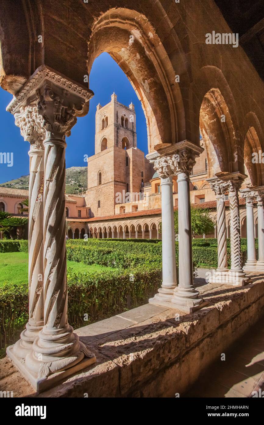 Kreuzgang mit Garten des Klosters Benedettino an der Kathedrale mit Uhrenturm, Monreale, Sizilien, Italien Stockfoto