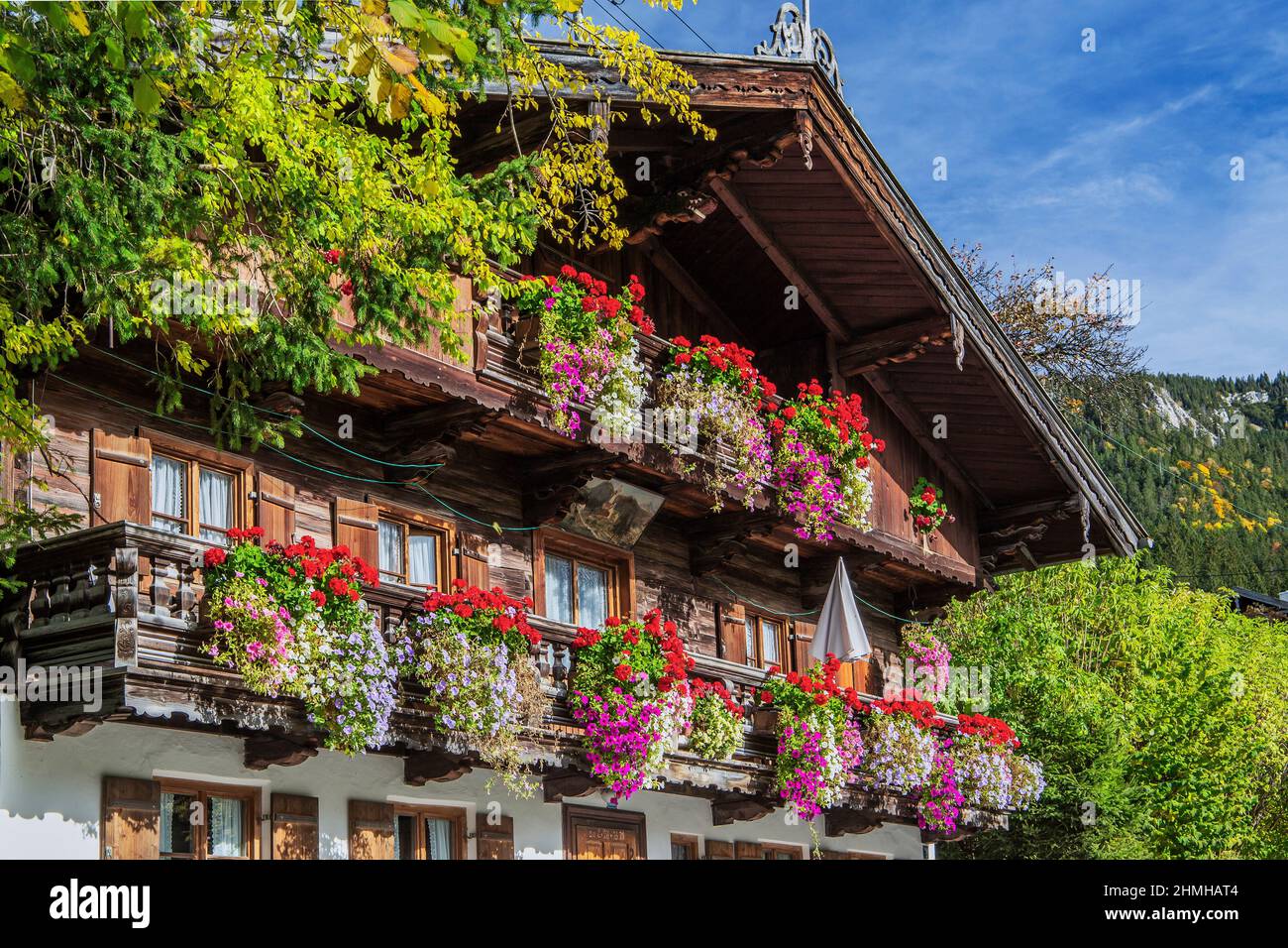 Typisches oberbayerisches Landhaus mit Blumen in Birkenstein, Kreis Fischbachau, Leitzachtal, Oberbayern, Bayern, Deutschland Stockfoto