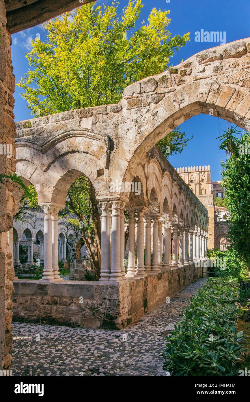 Kreuzgang der Kirche San Giovanni degli Eremiti, Palermo, Sizilien, Italien Stockfoto