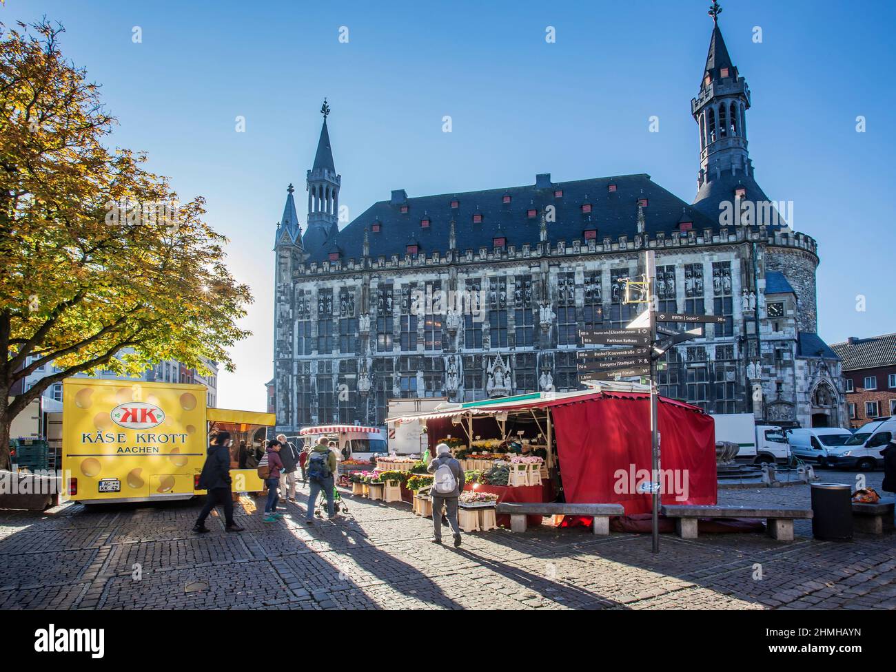 Wochenmarkt vor dem gotischen Rathaus in der Altstadt, Aachen, Nordrhein-Westfalen, Deutschland Stockfoto