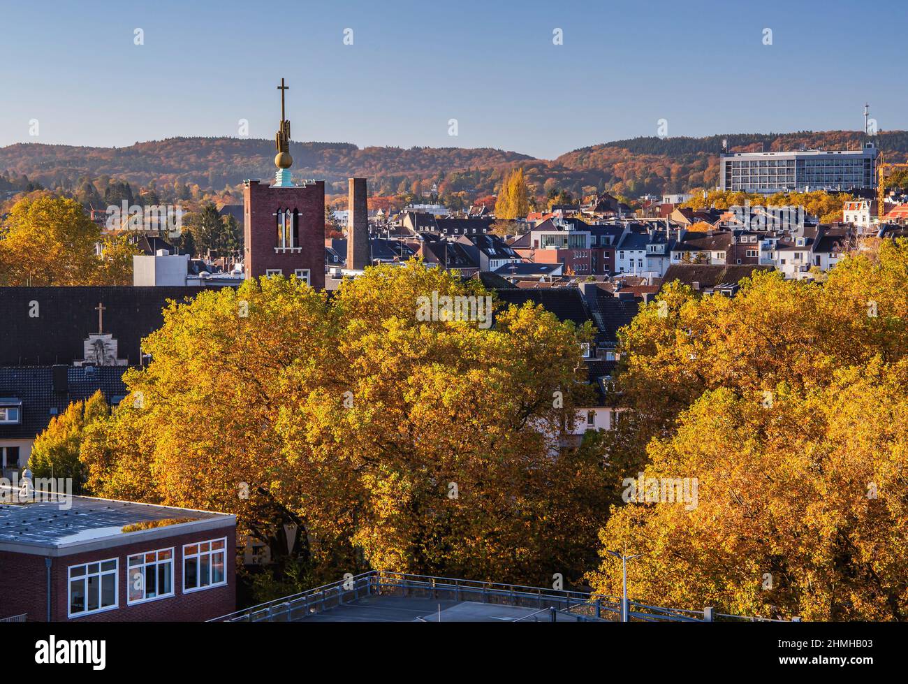 Herbstansicht über die Dächer der Stadt mit Luisenhospital, Aachen, Nordrhein-Westfalen, Deutschland Stockfoto