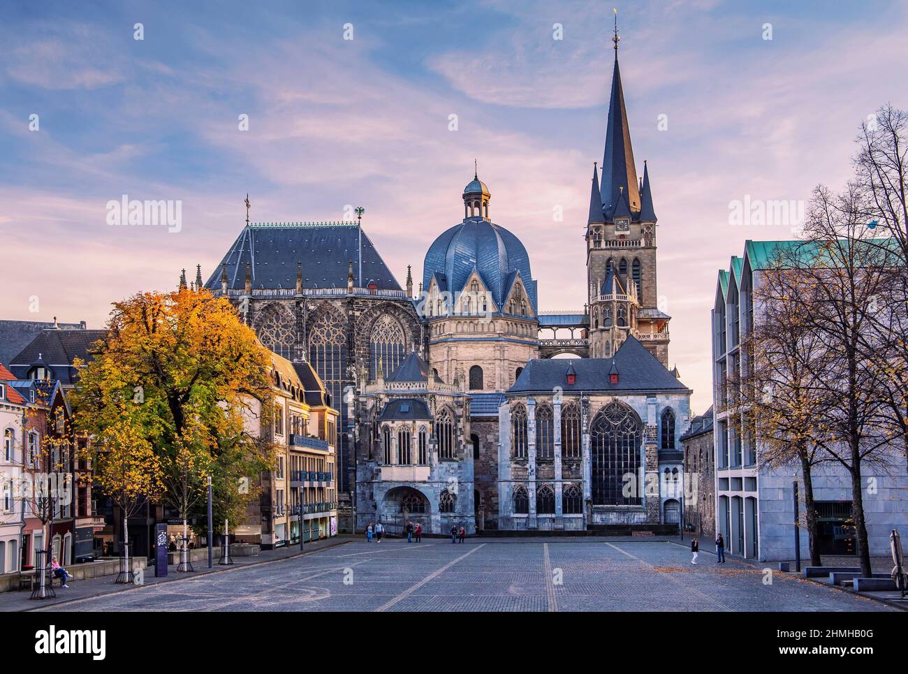 Katschhof mit Nordblick vom Kaiserdom im Abendlicht, Aachen, Nordrhein-Westfalen, Deutschland Stockfoto