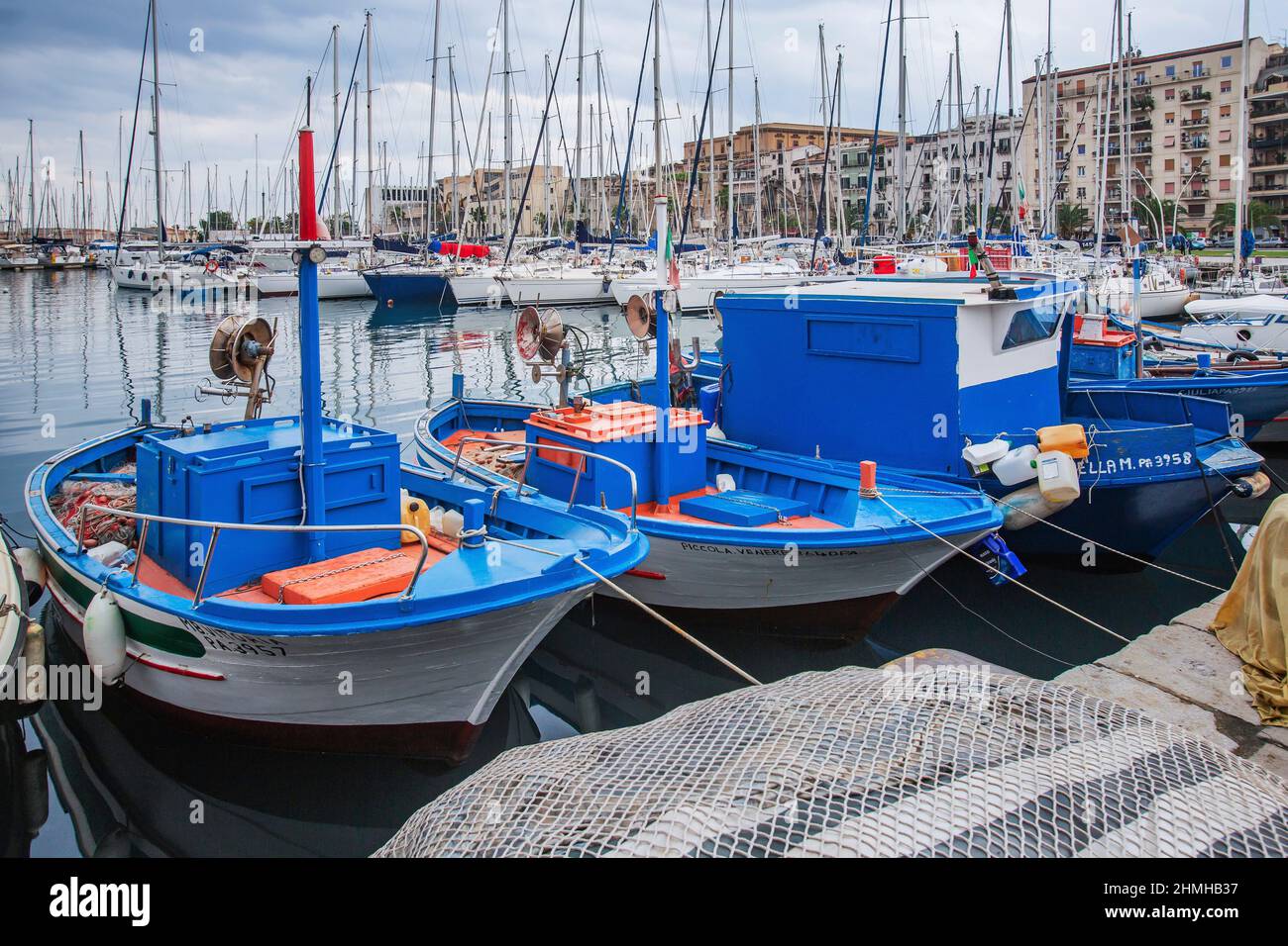 Fischerboote in La Cala Marina, Palermo, Sizilien, Italien Stockfoto