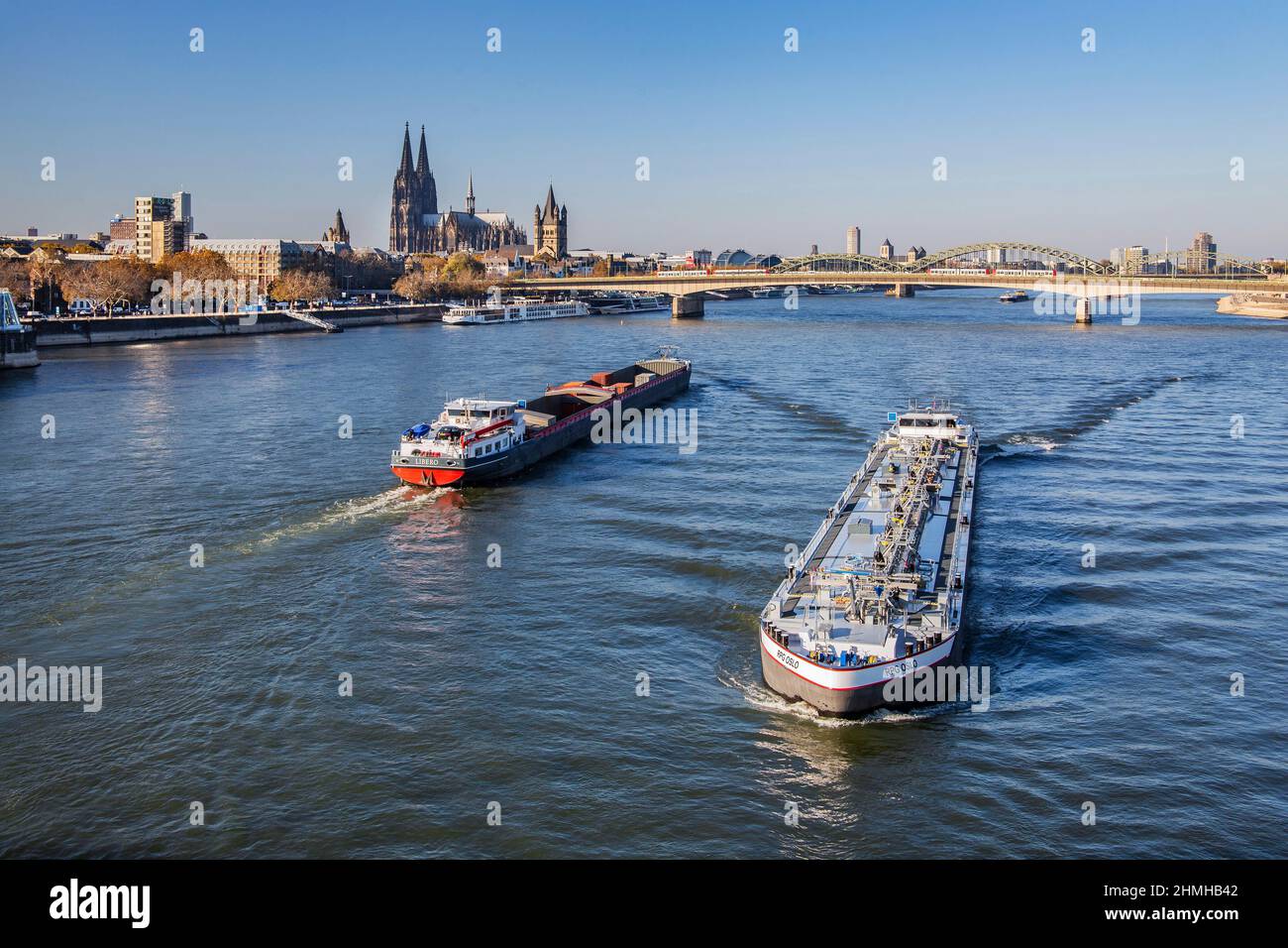 Binnenschiffe auf dem Rhein mit der Skyline der Stadt, Köln, Nordrhein-Westfalen, Deutschland Stockfoto