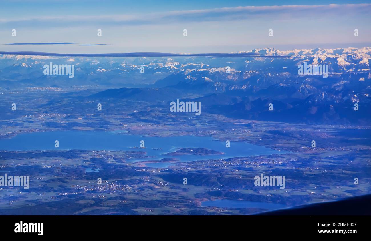 Chiemsee mit Frauen- und Herreninsel gegen die Alpenkette, Prien, Chiemgau, Oberbayern, Bayern, Deutschland Stockfoto