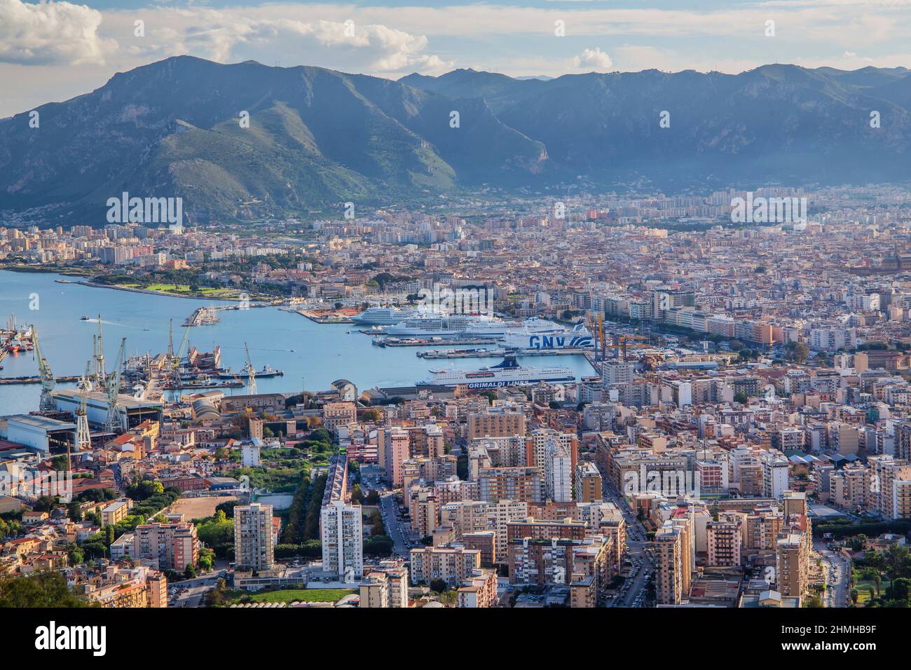 Blick auf Stadt und Hafen, Palermo, Sizilien, Italien Stockfoto