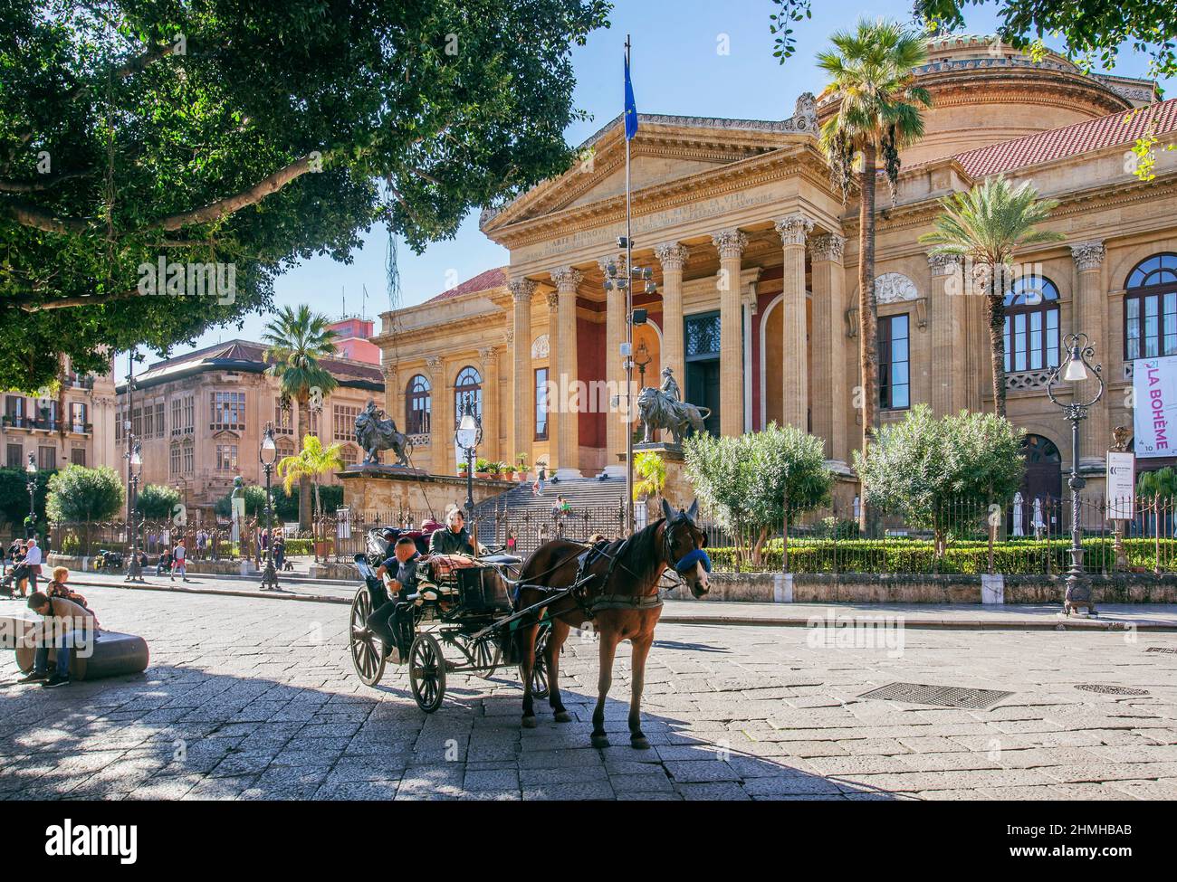 Pferdekutsche vor dem Opernhaus Teatro Massimo in der Altstadt, Palermo, Sizilien, Italien Stockfoto