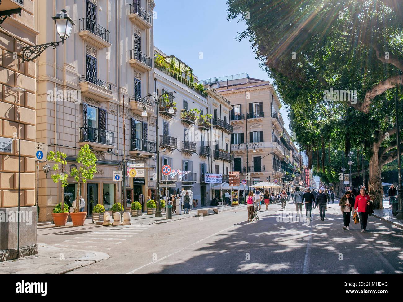 Fußgängerzone Via Maqueda im Zentrum der Altstadt, Palermo, Sizilien, Italien Stockfoto