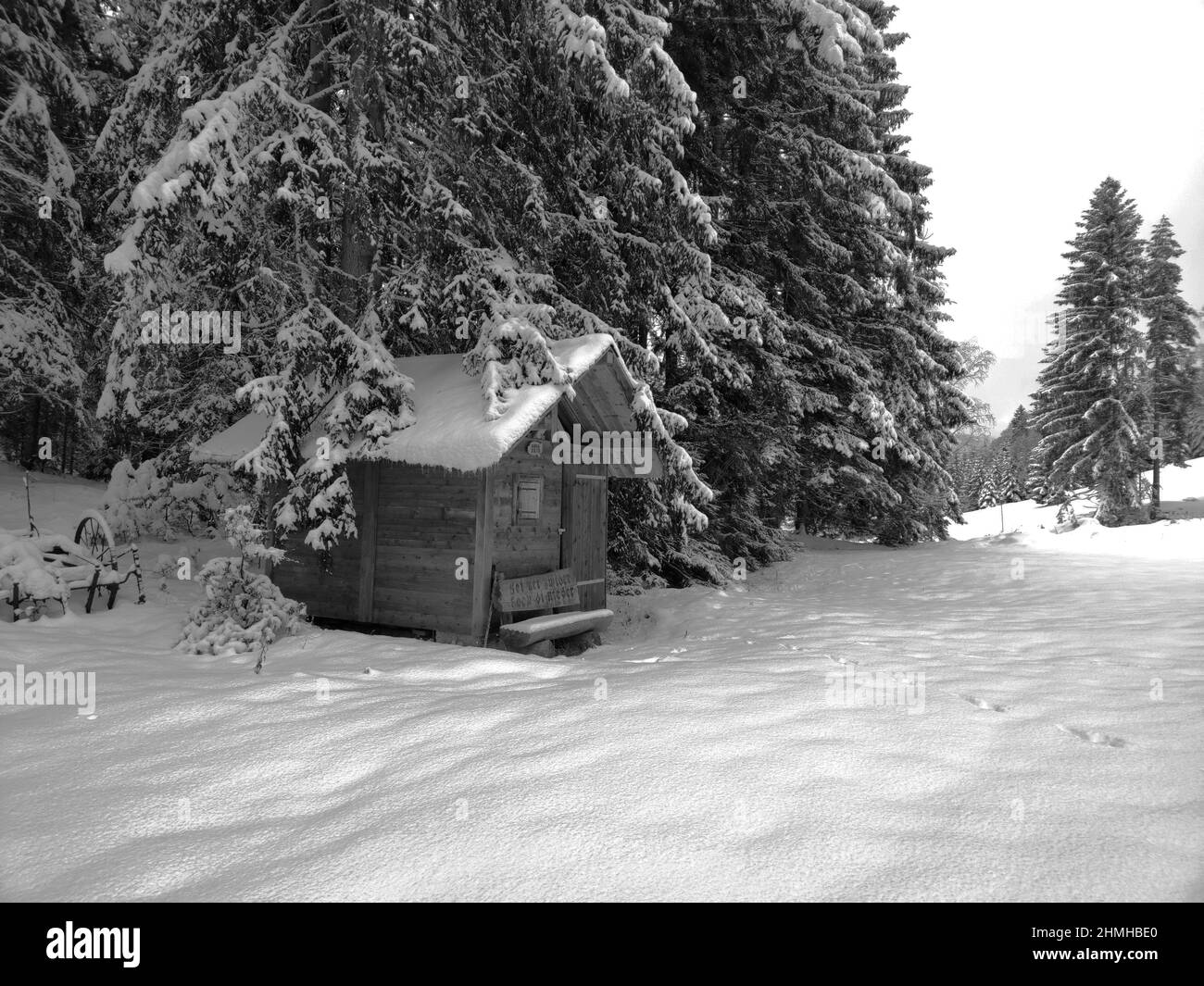 Winterlandschaft mit einer Holzhütte am Waldrand Stockfoto