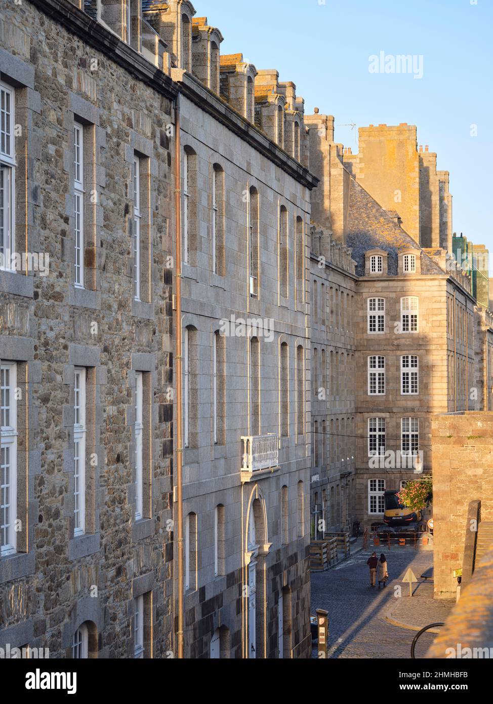 Wohnhäuser in der Abendsonne hinter der Festungsmauer in Saint-Malo im Departement Ill-et-Vilaine. Der Hafen der Stadt ist der wichtigste an der Nordküste der Bretagne. Stockfoto