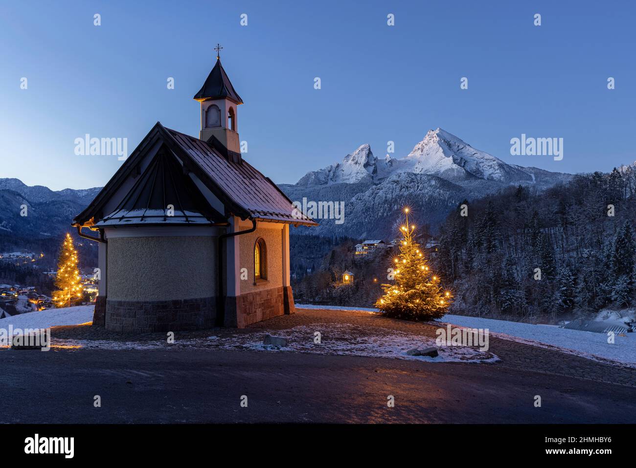 Kapelle der Seligpreisungen mit Weihnachtslichtern, mit Watzmann im Hintergrund Stockfoto