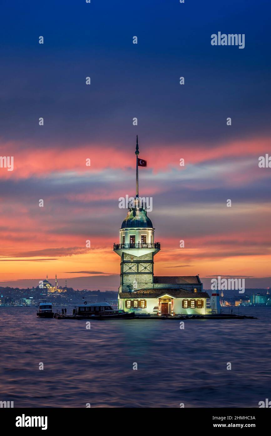 Sonnenuntergang am Maiden Tower in Istanbul, Türkei Stockfoto