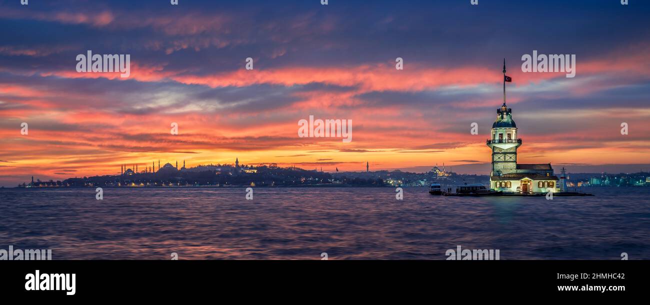 Sonnenuntergang am Maiden Tower in Istanbul, Türkei Stockfoto