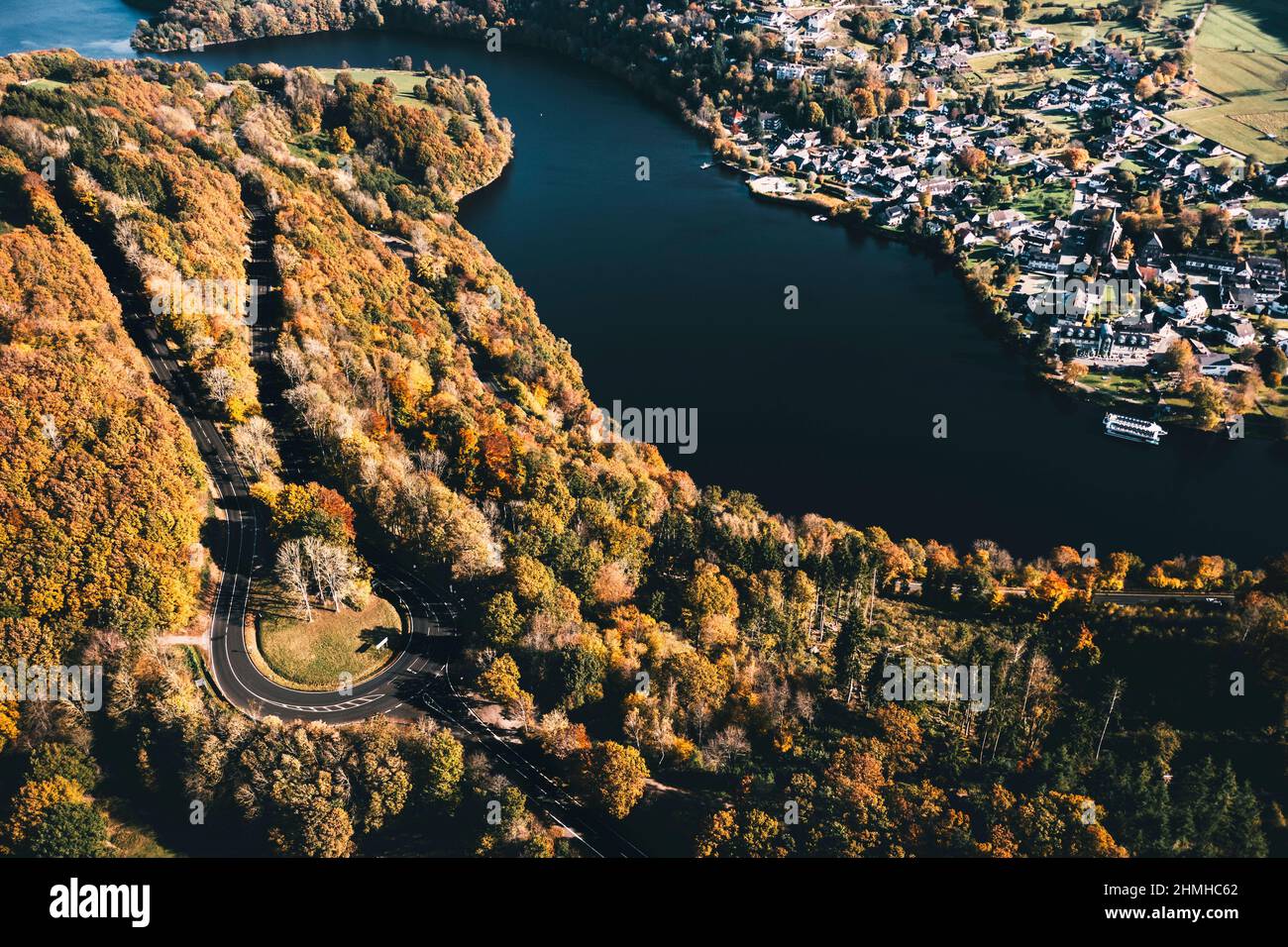 Straße im Herbstwald, Drohne geschossen Stockfoto