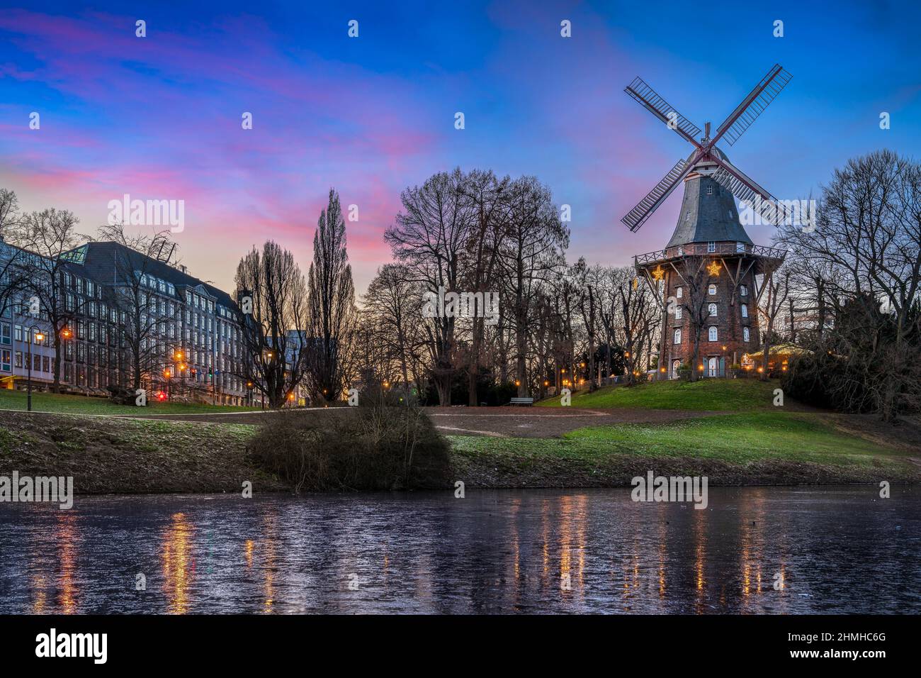 Alte Windmühle in Bremen, Deutschland im Winter Stockfoto