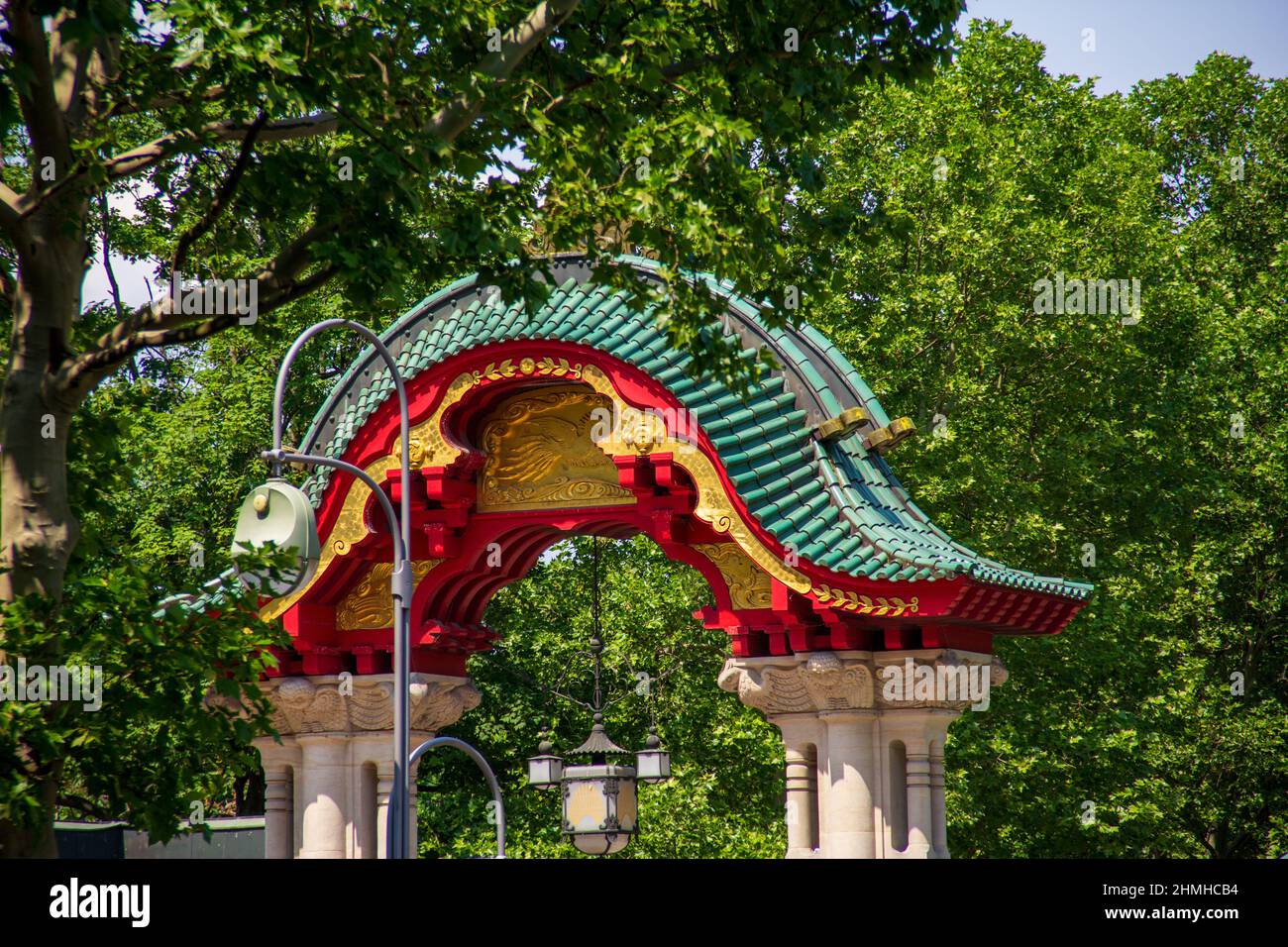 Asiatisch inspirierter Eintritt in den Berliner Zoo im Sommer Stockfoto