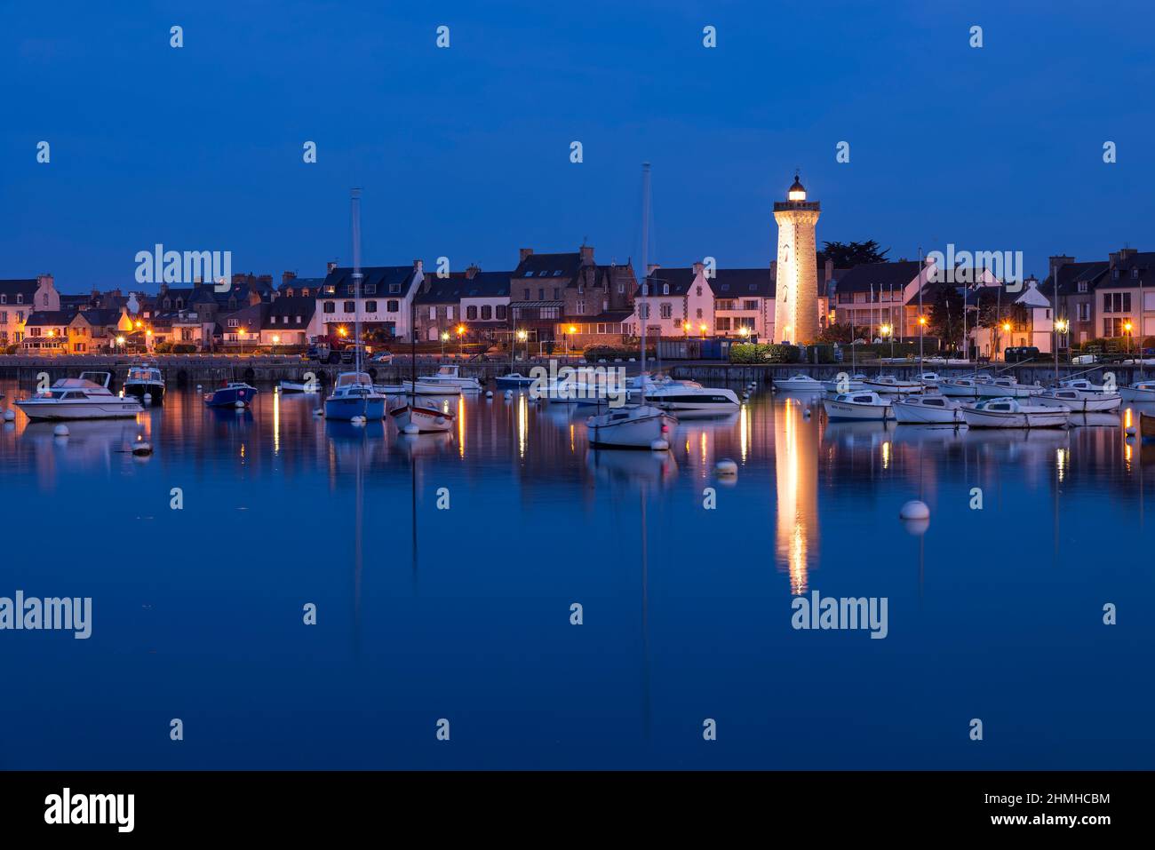 Roscoff, Häuser und Leuchtturm am Hafen, Abendstimmung, Frankreich, Bretagne, Departement Finistère Stockfoto