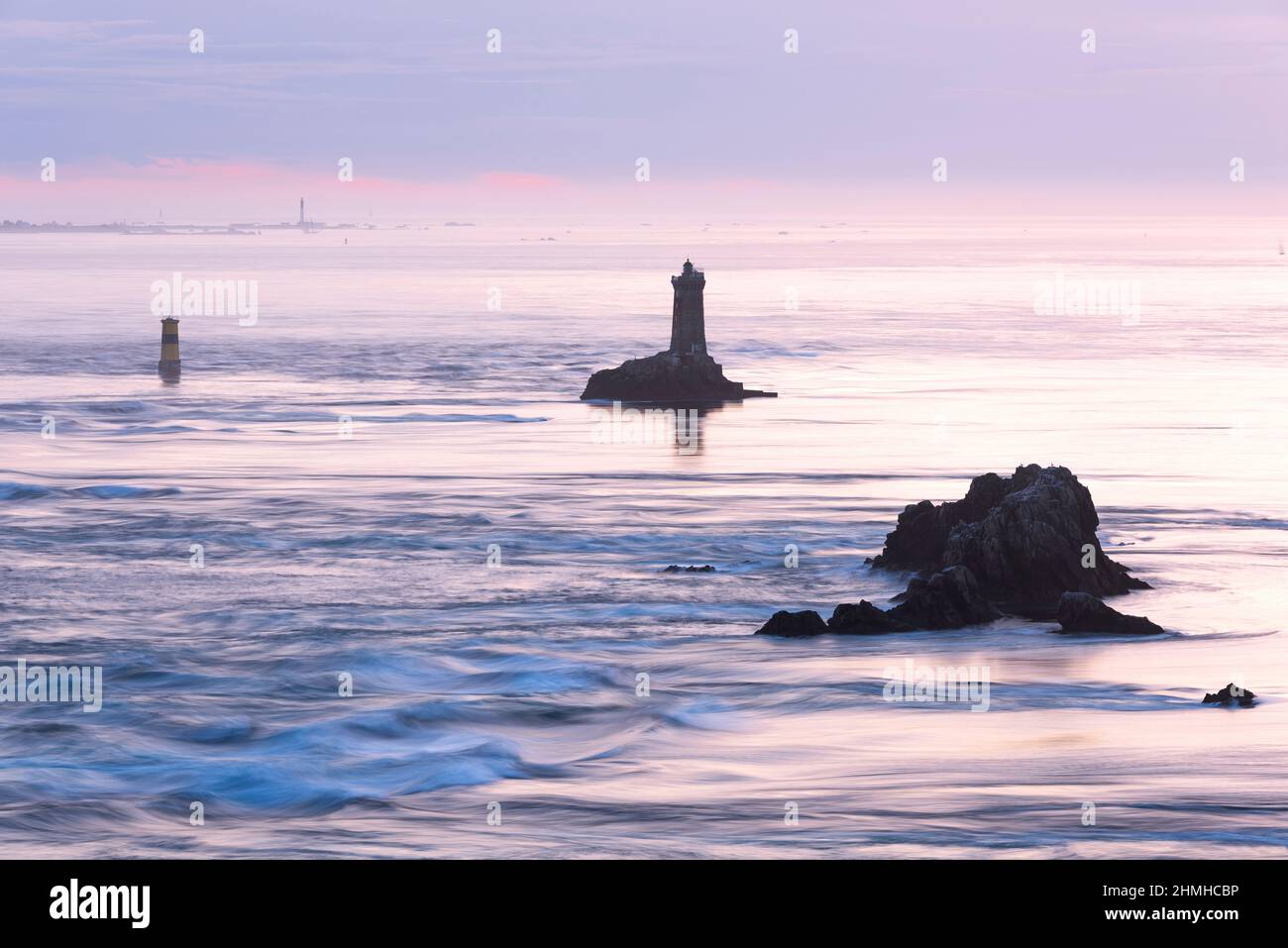 Abendstimmung auf der Pointe du Raz, Blick auf den Leuchtturm 'La Vieille', Frankreich, Bretagne, Finistère Stockfoto
