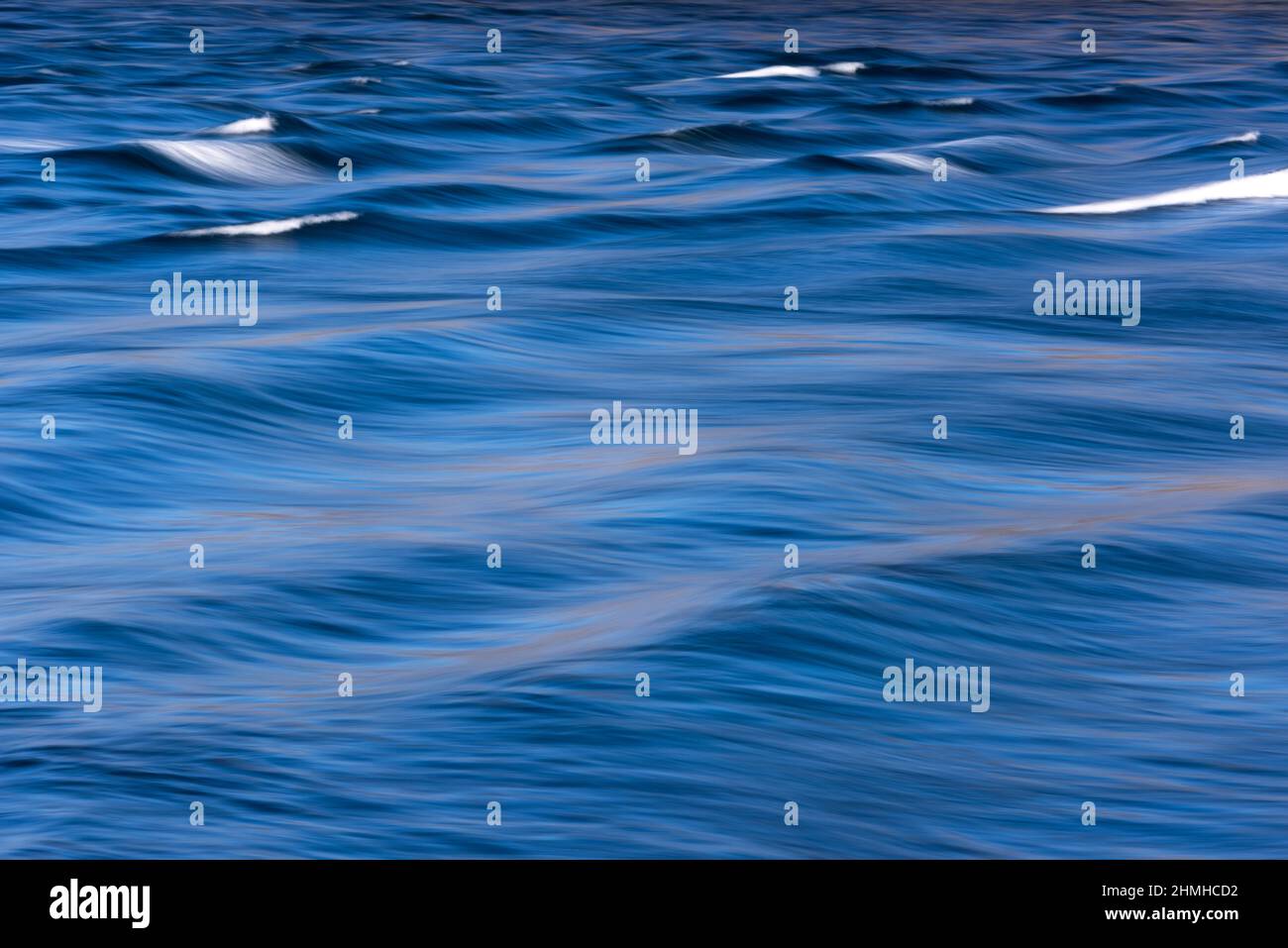 Wellen im Atlantischen Ozean, künstlerische Darstellung durch Schwenken der Kamera, Frankreich, Bretagne Stockfoto
