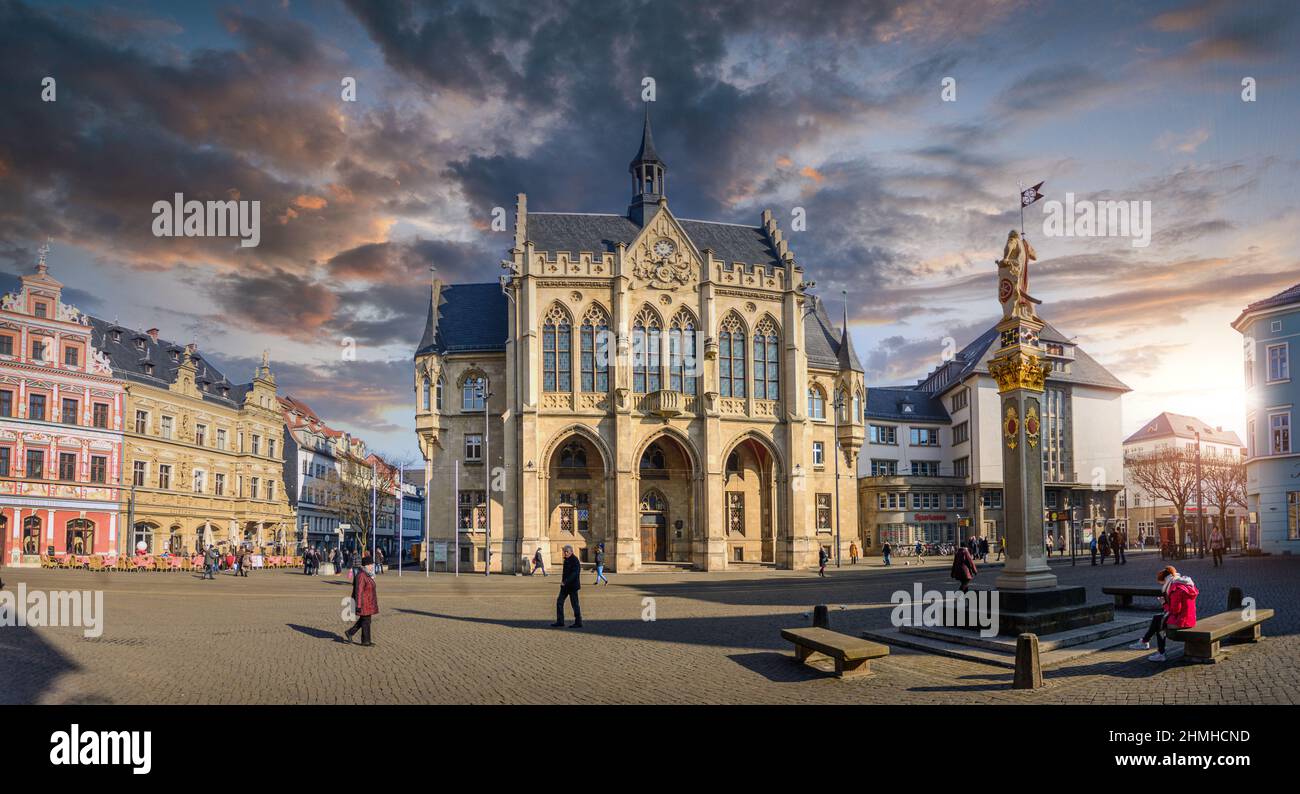Erfurt, Deutschland. Rathaus oder Rathaus im Zentrum der Landeshauptstadt Thüringens bei Sonnenuntergang Stockfoto