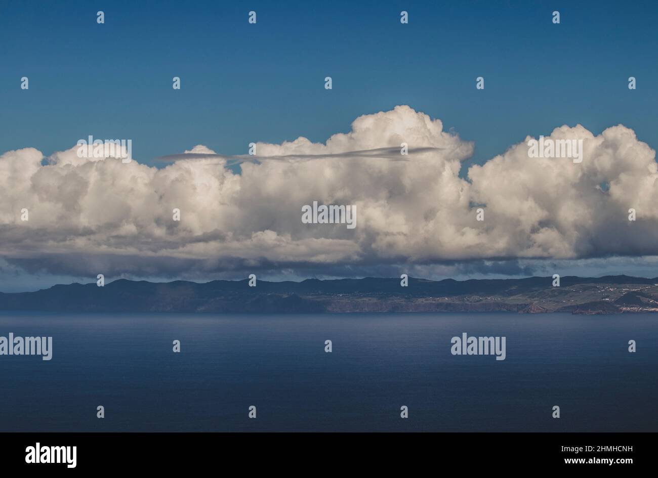 Blick auf SÃ£o Jorge von Montanha do Pico, Wolkenformation, Pico, Azoren, Portugal Stockfoto