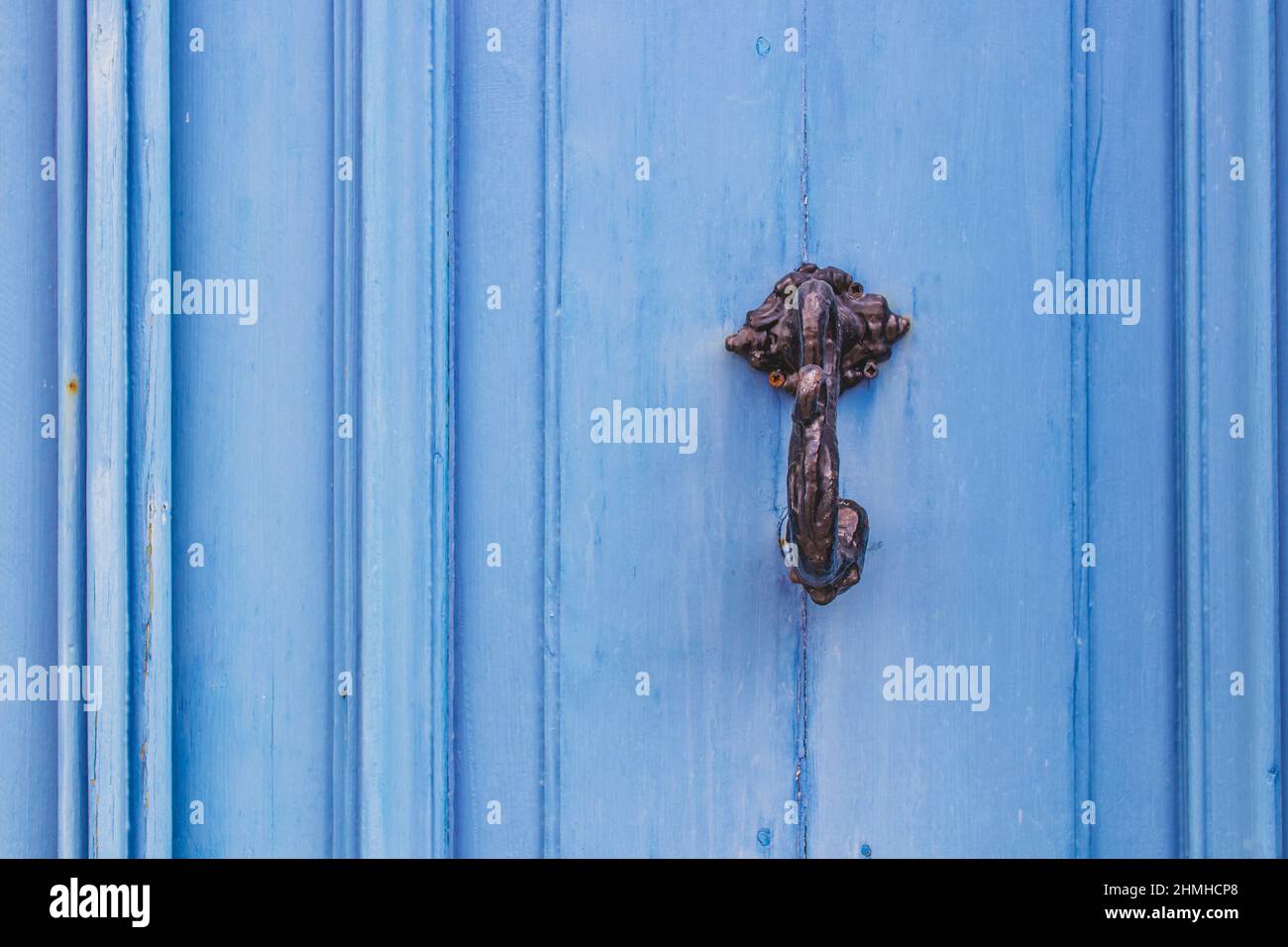 Antiker Türknauf an blauer Tür, ÃŽle de Ré, Frankreich, Europa Stockfoto