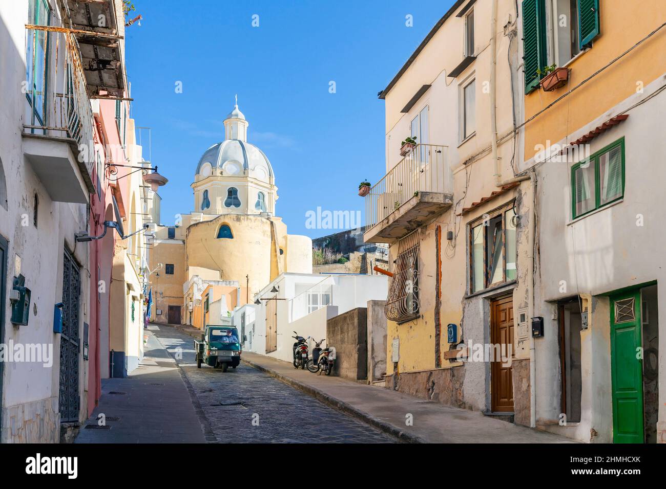 Straße in Corricella mit Kirche Santa Maria delle Grazie, Kampanien, Italien Stockfoto