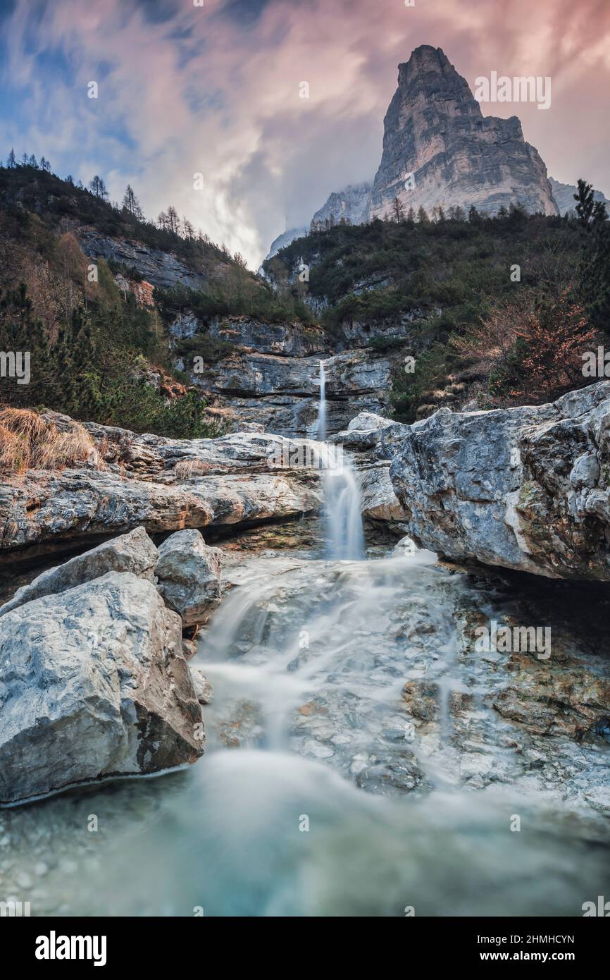 Europa, Italien, Venetien, Provinz Belluno, Taibon Agordino, Kleiner Wasserfall im Corpassa-Tal, dominiert vom triestiner Turm, civetta-Gruppe, dolomiten Stockfoto Europa, Italien, Venetien, Provinz Belluno, Taibon Agordino, Kleiner Wasserfall im Corpassa-Tal, dominiert vom triestiner Turm, civetta-Gruppe, dolomiten Stockfoto