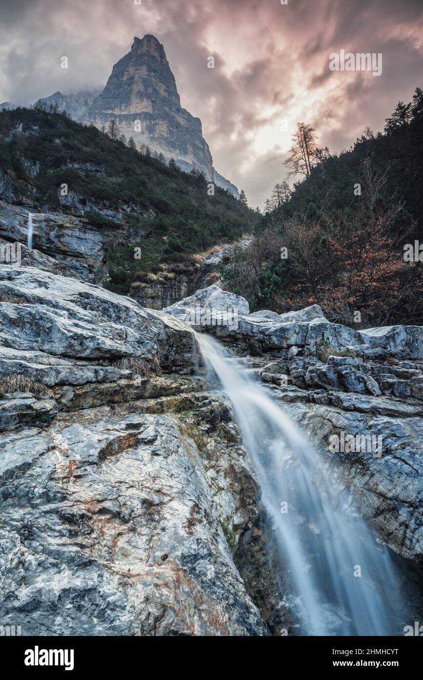 Europa, Italien, Venetien, Provinz Belluno, Taibon Agordino, Kleiner Wasserfall im Corpassa-Tal, dominiert vom triestiner Turm, civetta-Gruppe, dolomiten Stockfoto Europa, Italien, Venetien, Provinz Belluno, Taibon Agordino, Kleiner Wasserfall im Corpassa-Tal, dominiert vom triestiner Turm, civetta-Gruppe, dolomiten Stockfoto