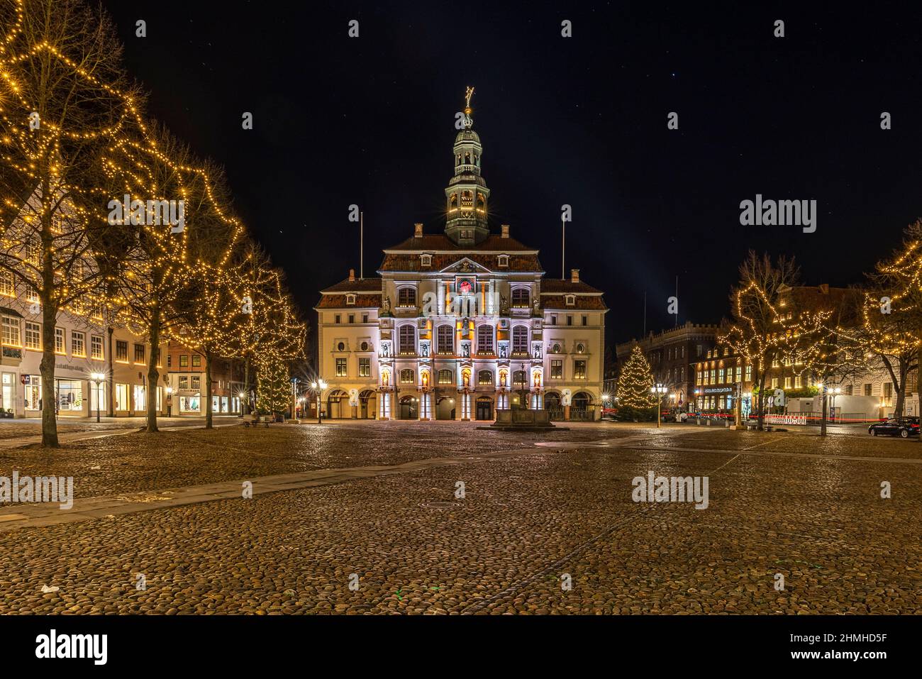 Das historische Rathaus in Lüneburg, das im Dezember beleuchtet wird Stockfoto