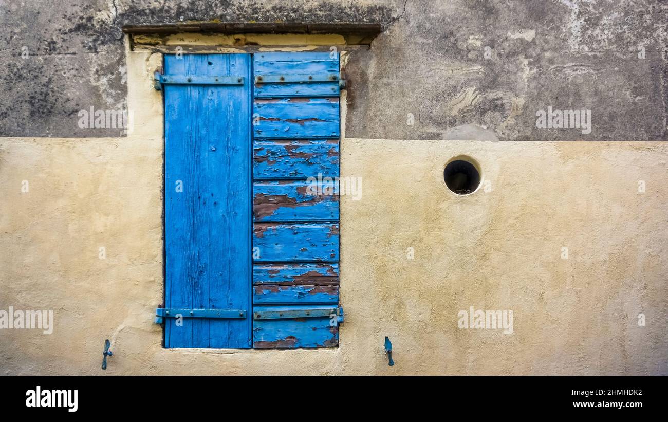 Farbiger Holzverschluss in Collioure Stockfoto