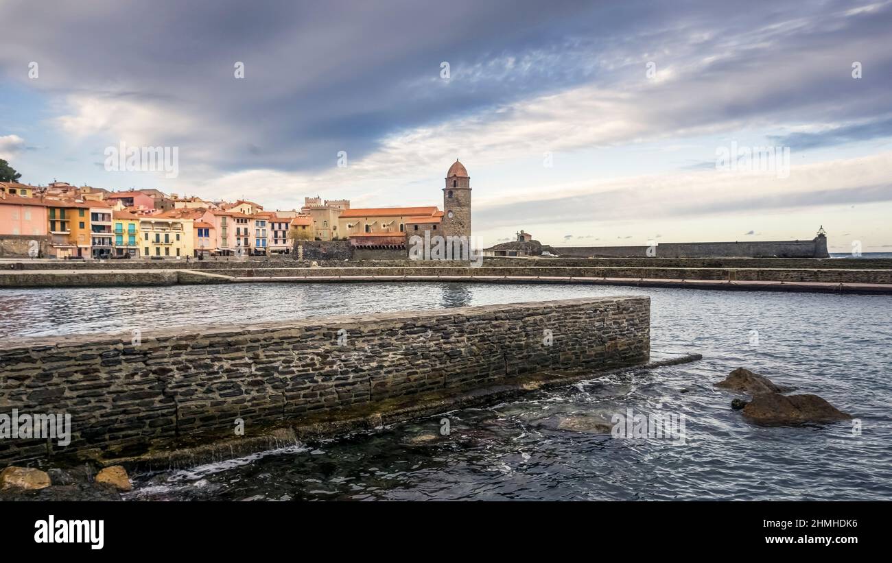 ANSA de la Baleta in Collioure. Die Kirche Notre Dame des Anges wurde Ende des 17th. Jahrhunderts im südgotischen Stil erbaut. Monument historique. Stockfoto