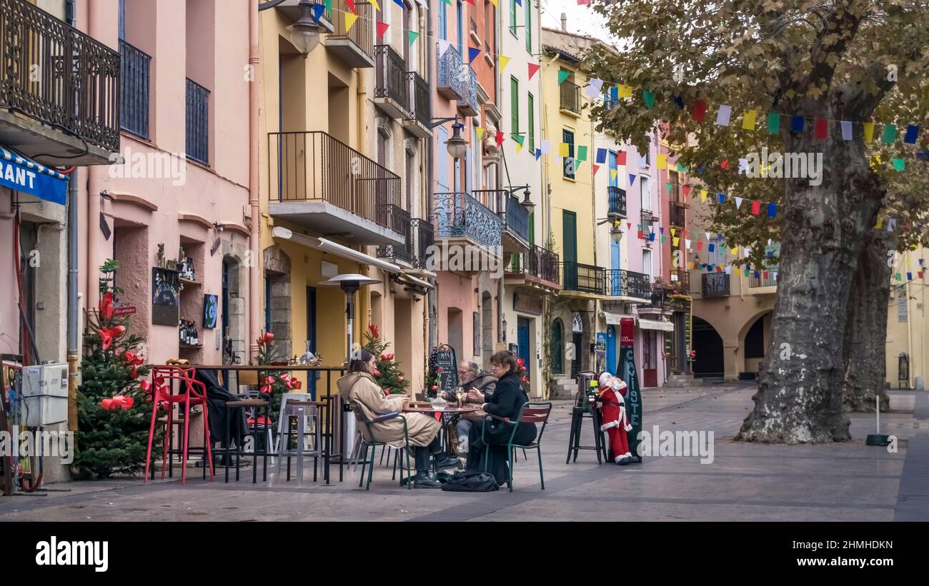 Café auf dem Place de la Republique in Collioure im Winter. Stockfoto