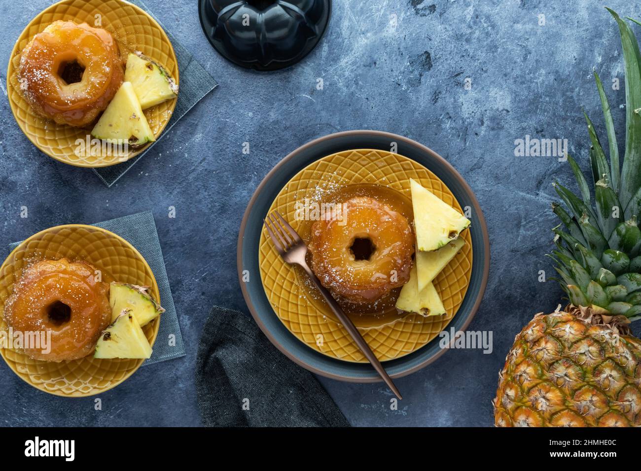 Ansicht von oben nach unten von Mini-Ananas umgedrehter Kuchen mit Ananasscheiben. Stockfoto