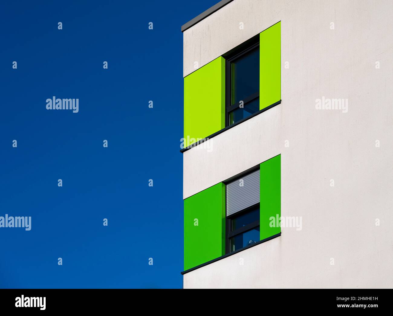 Geschäftsgebäude, grüne Fenster, blauer Himmel Stockfoto