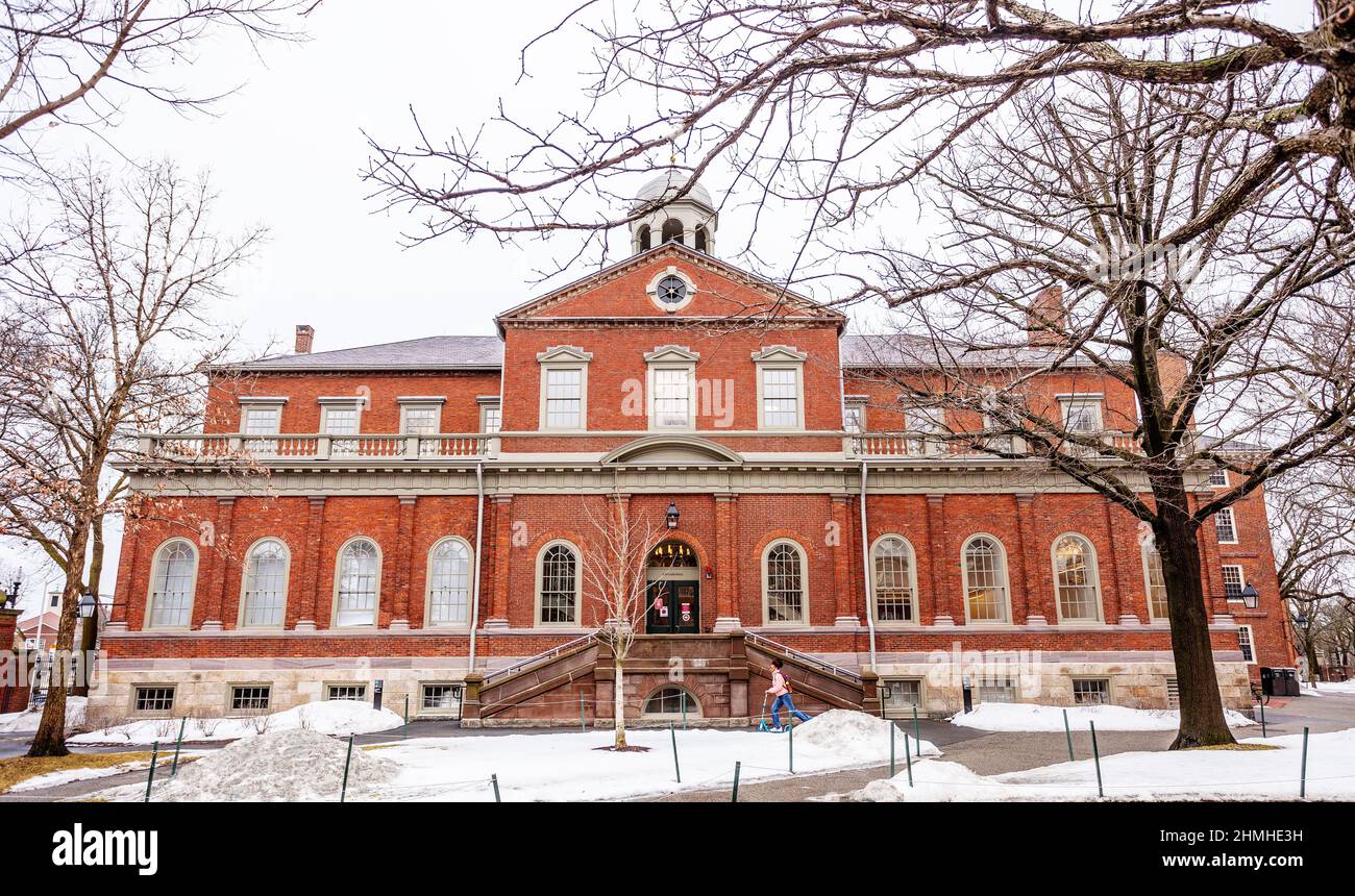 Cambridge, Massachusetts, USA - 8. Februar 2022: Die Harvard Hall ist ein Klassenraum-Gebäude in Harvard Yard auf dem Campus der Harvard University. Stockfoto