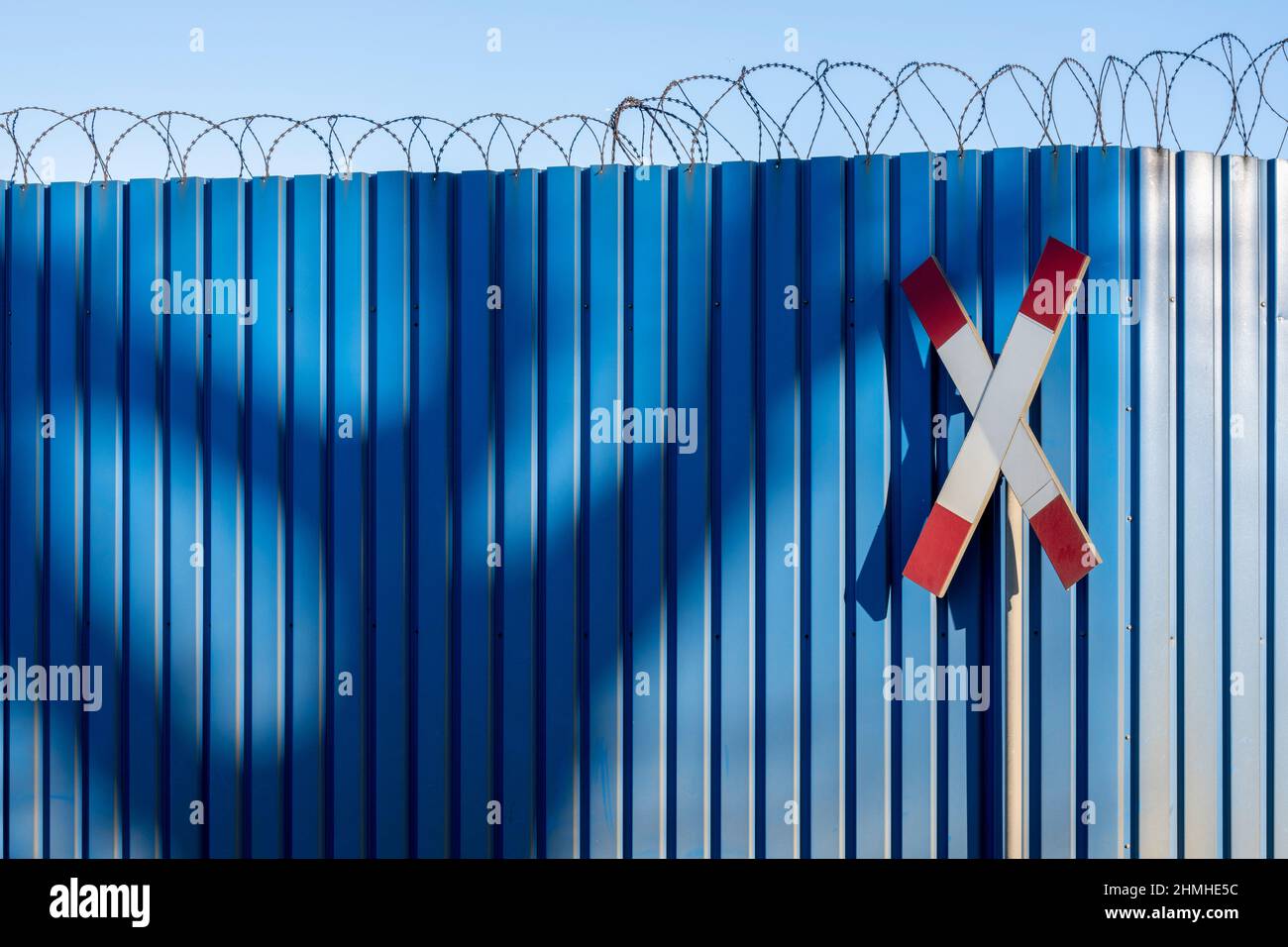 Andreaskreuz, blauer Zaun, Duisburger Hafen, Stacheldraht, Stockfoto