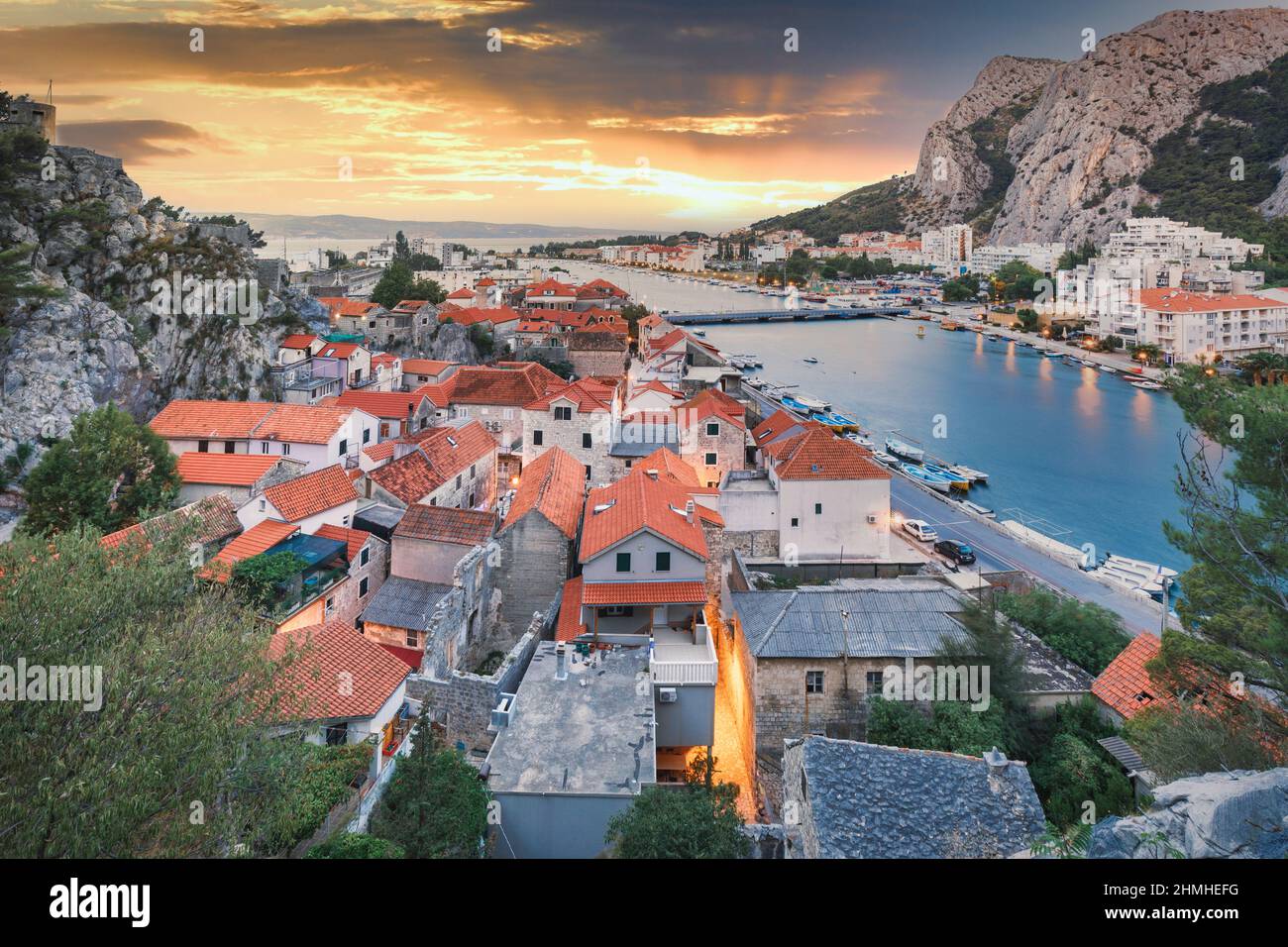 Kroatien, Gespanschaft Split Dalmatien, Küstenstadt Omis, Sommerferienort an der adriaküste an der Mündung des Flusses Cetina Stockfoto
