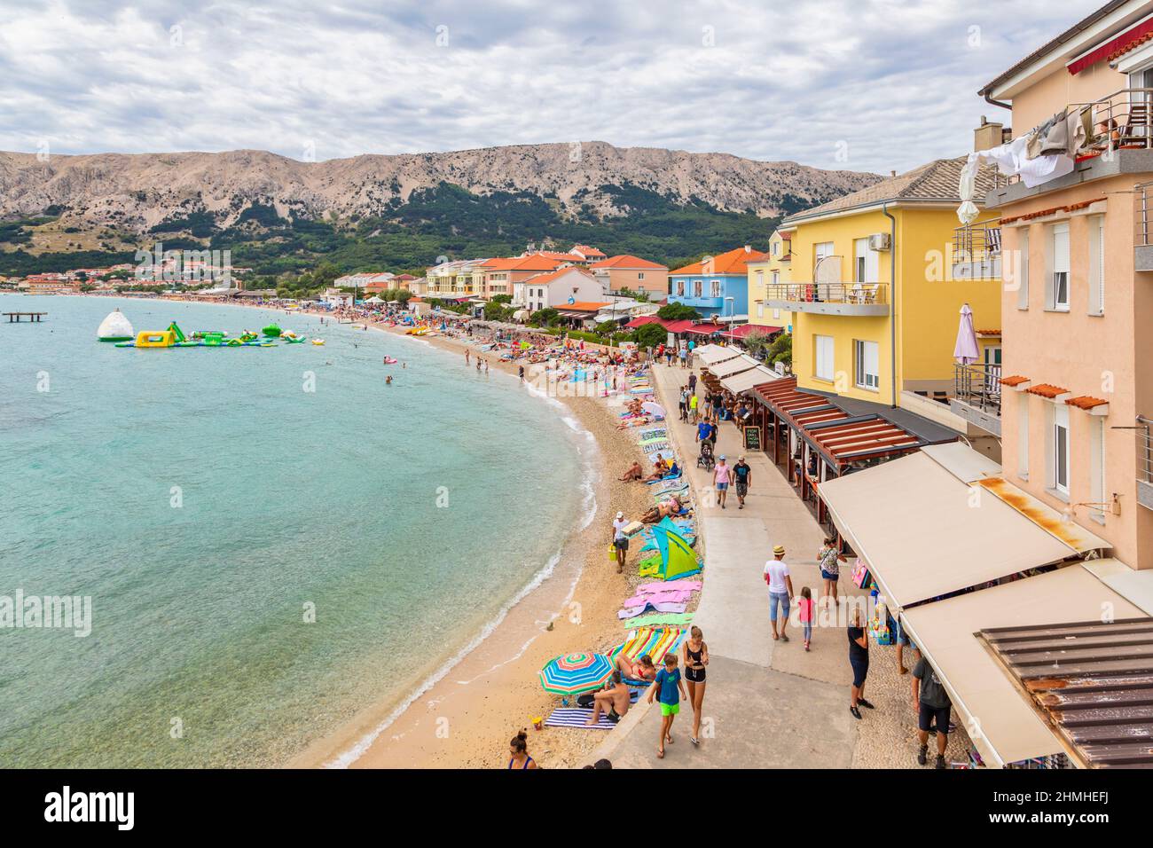Kroatien, Kvarner Bucht, Adriaküste, Insel Krk, Blick auf Baska Ferienort, Blick auf den Yachthafen Stockfoto