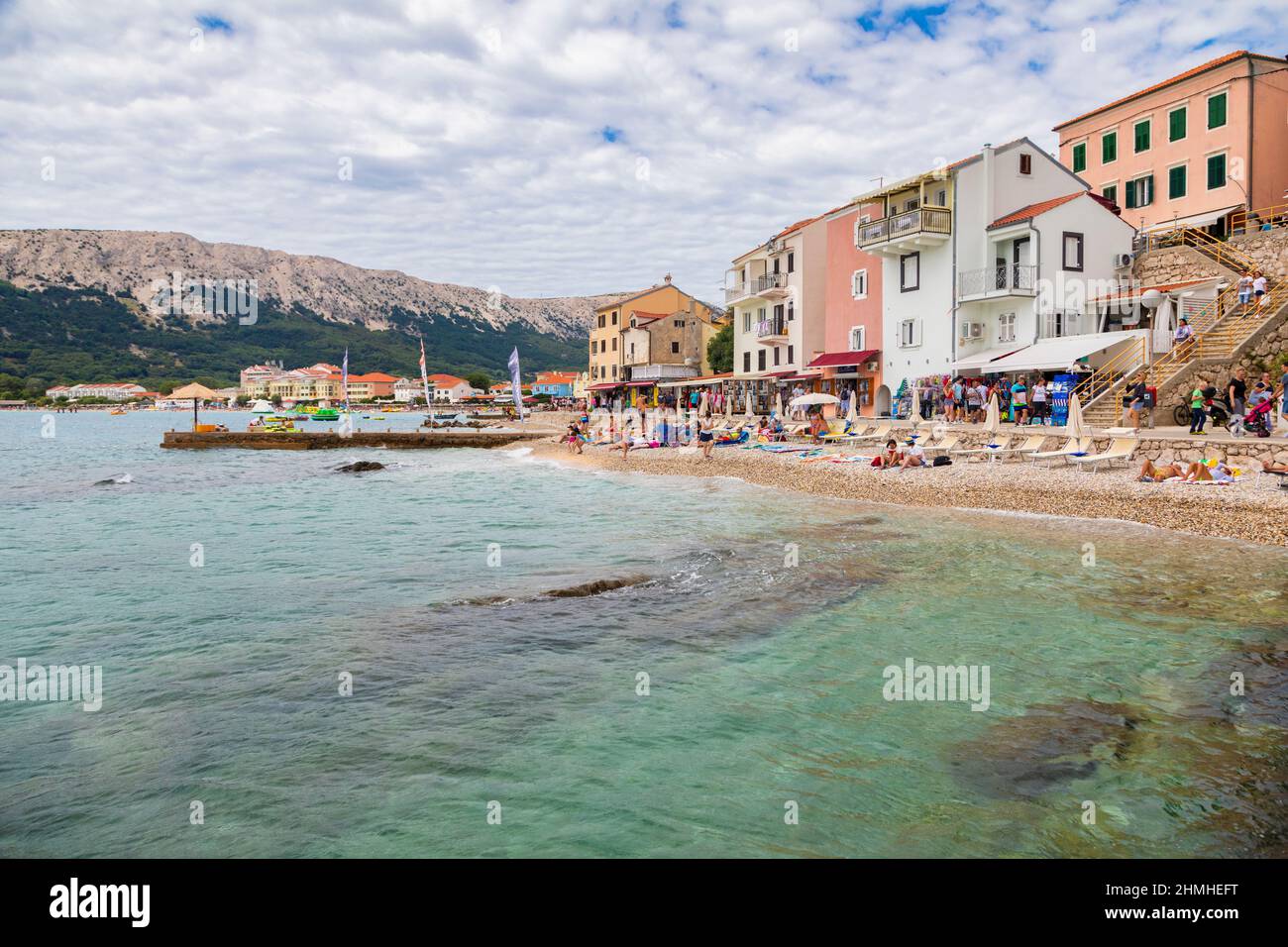 Kroatien, Kvarner Bucht, Adriaküste, Insel Krk, Blick auf Baska Ferienort, Blick auf den Yachthafen Stockfoto