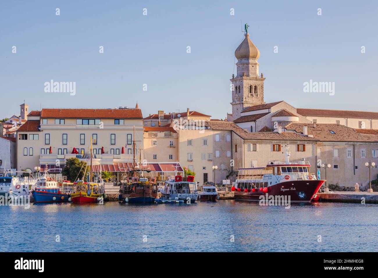 Kroatien, Kvarner Bucht, Insel Krk, Blick auf den Yachthafen und die Altstadt von Krk Stockfoto