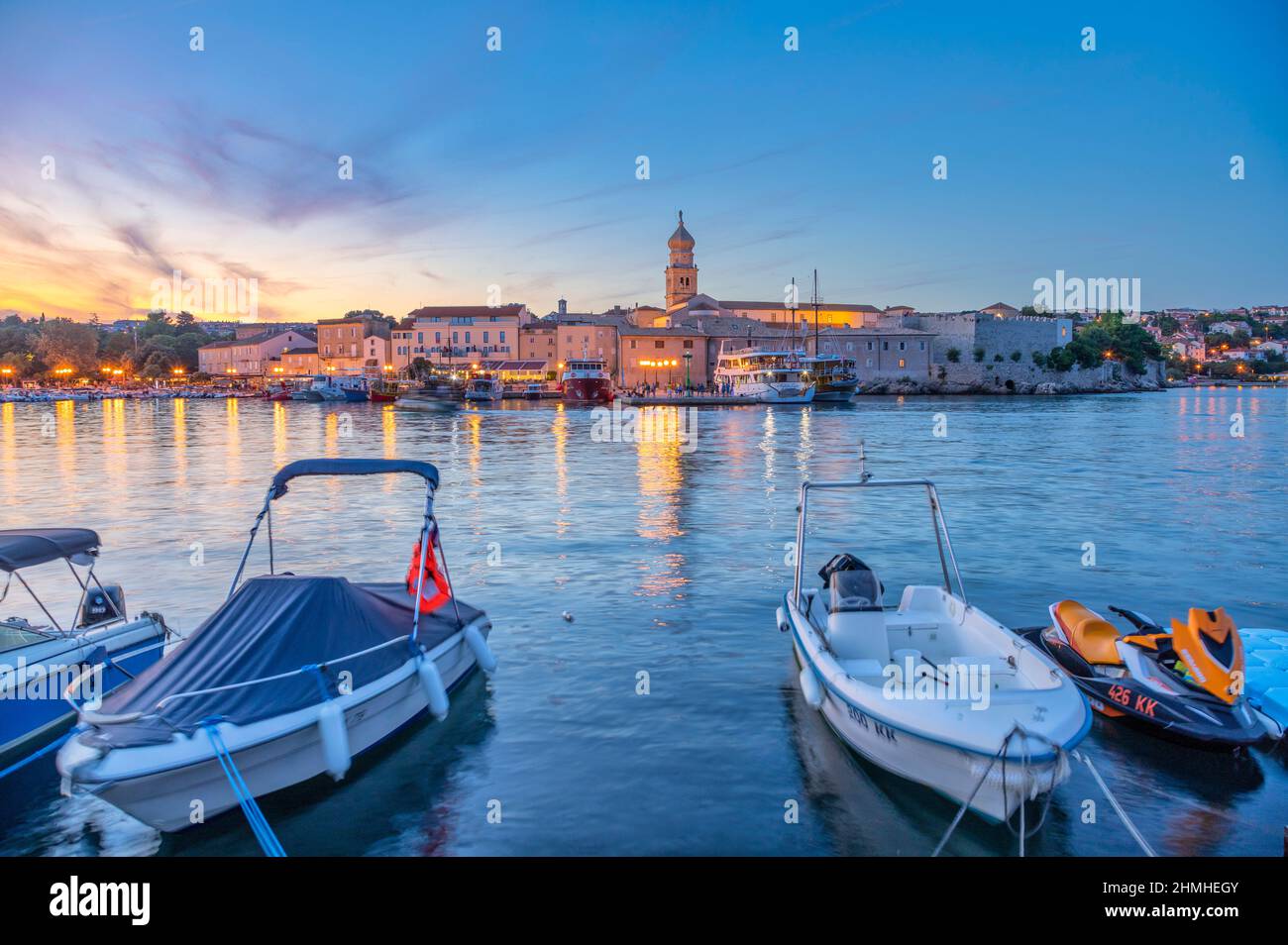Kroatien, Kvarner Bucht, Adriaküste, Stadt Krk, Blick auf das Wasser am Abend mit einigen Booten vor Anker Stockfoto