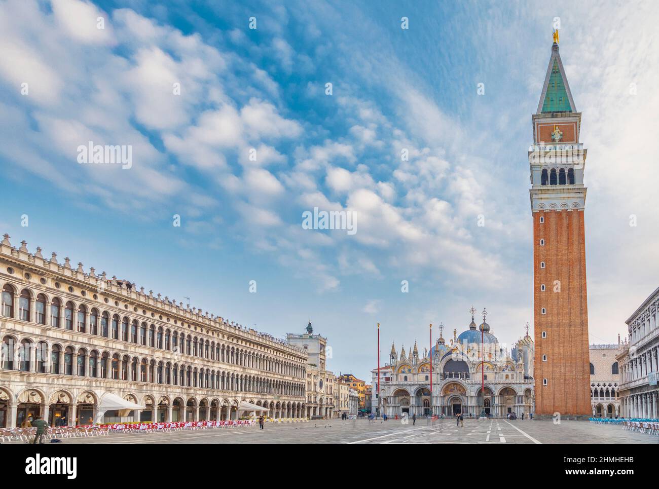 Italien, Venetien, Venedig, Markusplatz mit Markusdom und Glockentürmen Stockfoto